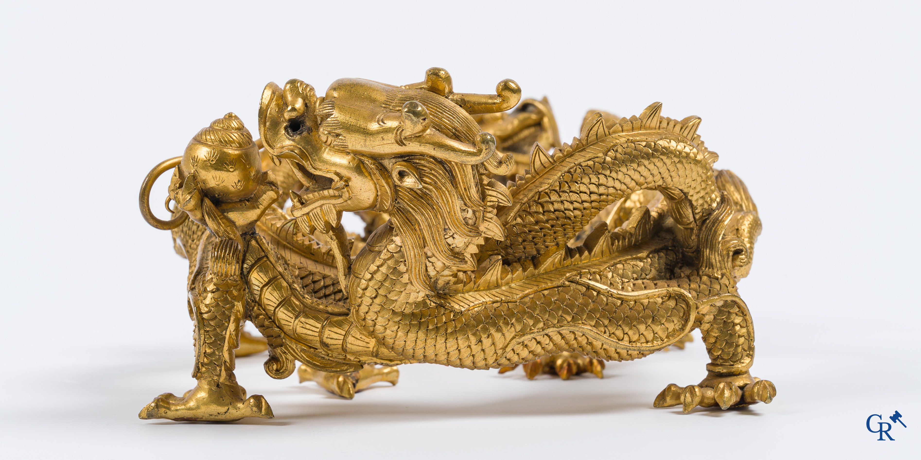 Aziatica. China. Een zeldzame Chinese drakensokkel in verguld brons. Qing Dynastie.
