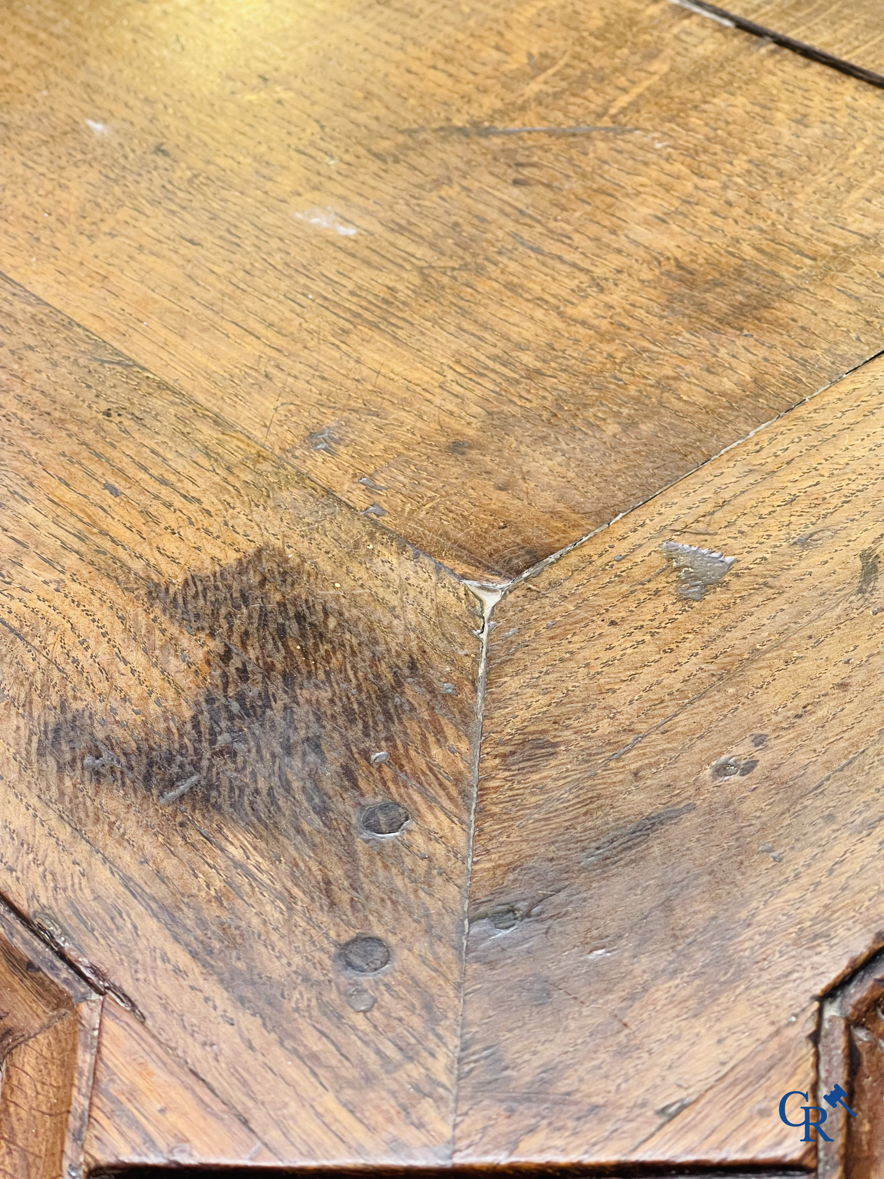 Eikenhouten franse dressoir. 2 deuren en 3 laden. Eind 18e eeuw.