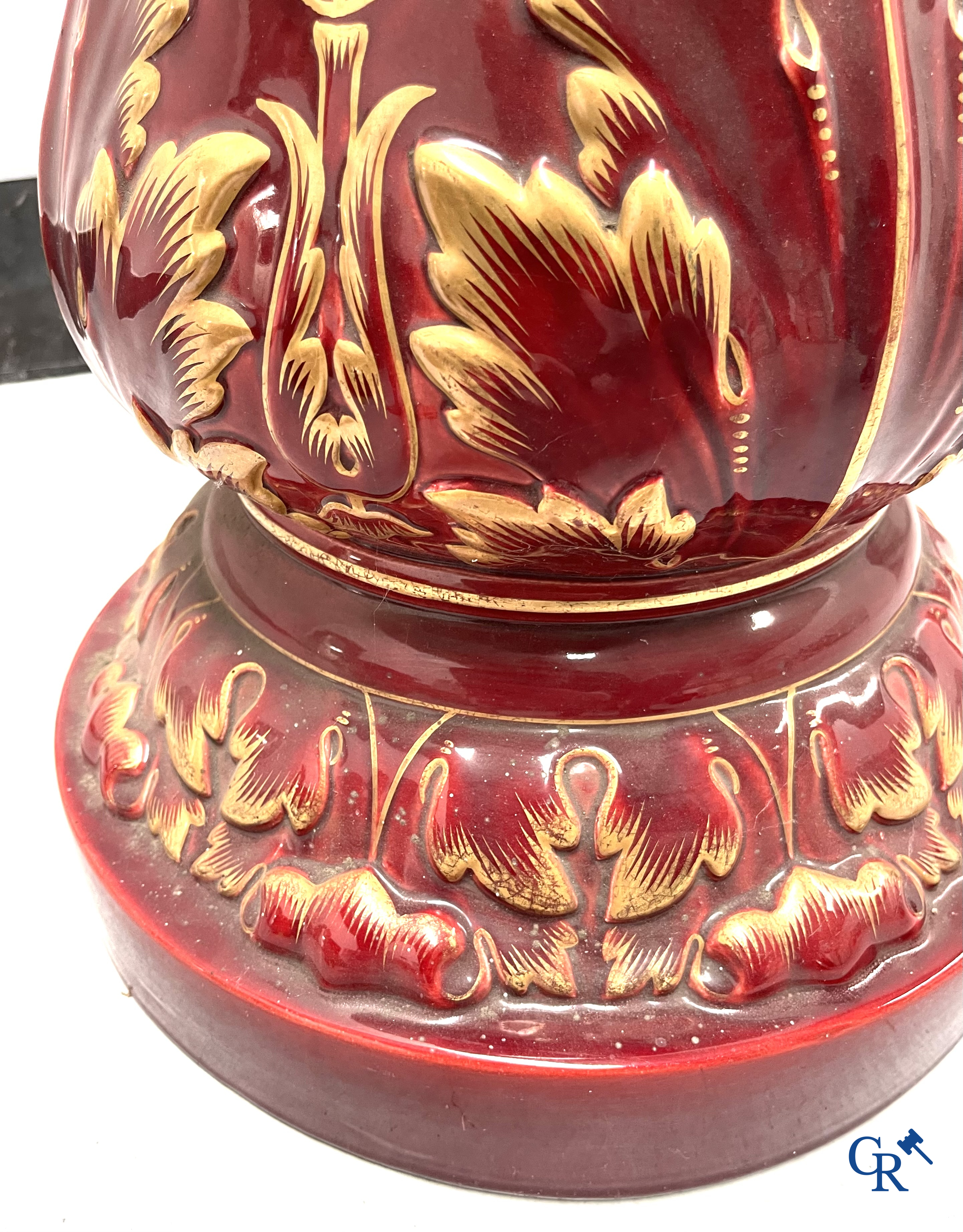 Art Nouveau, Sarreguemines. Een cache pot in geëmailleerde faience of barbotine op bijhorende staander. Circa 1910.