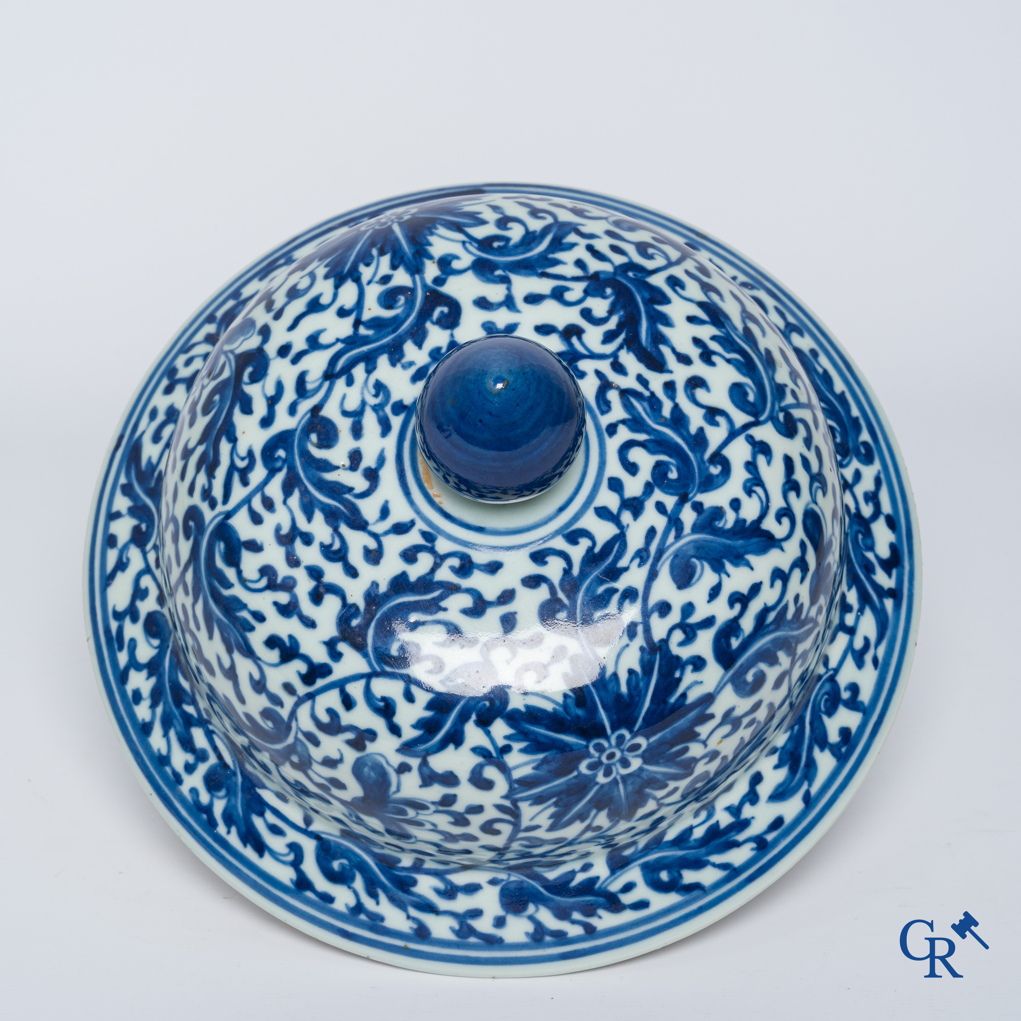 Asian Art. Chinese porcelain. A massive Chinese blue and white baluster vase and lid with lotus roll decor. 19th century.