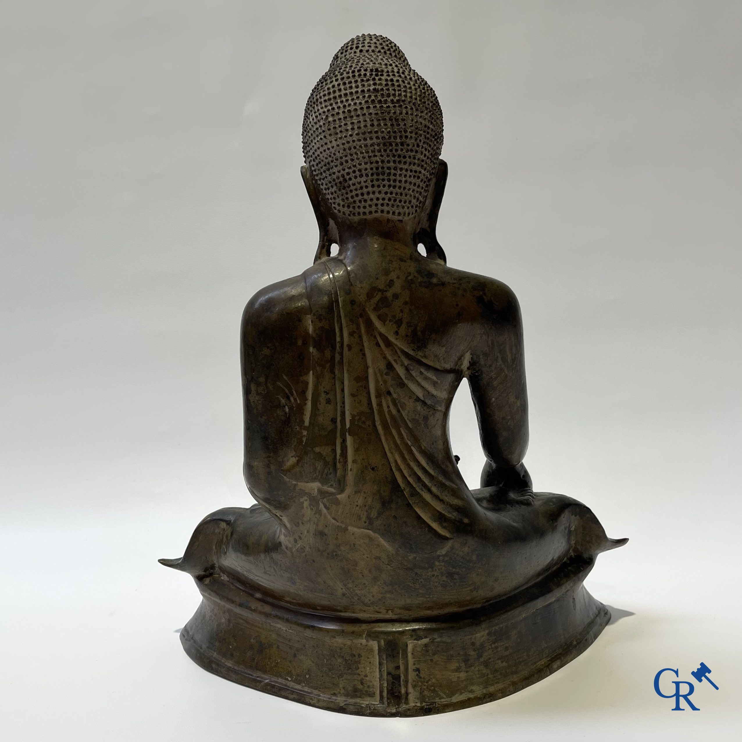 Aziatica. Een antiek bronzen Mandalay Boeddhabeeld. Birma, 19e eeuw.