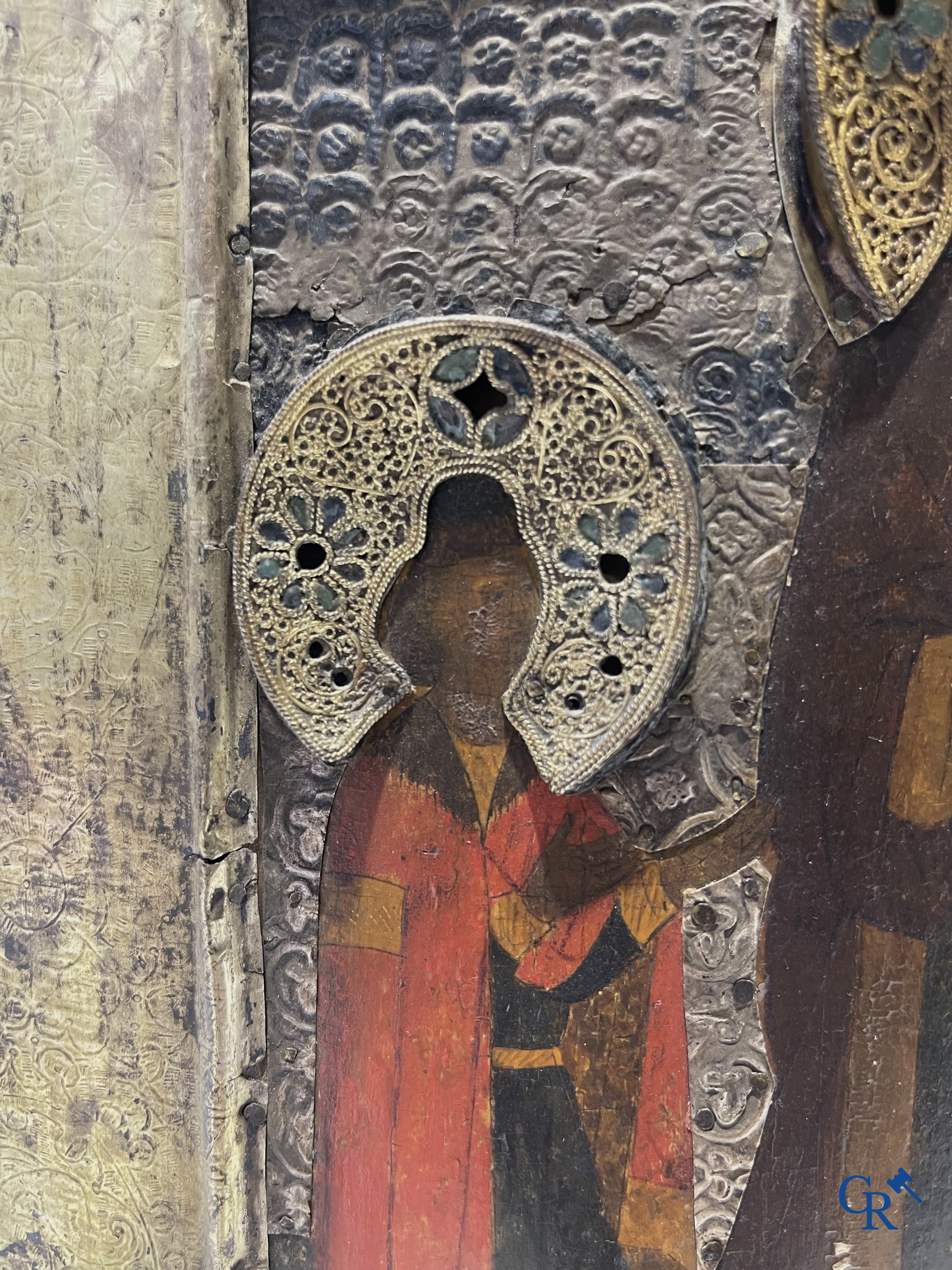 2 Russische ikonen. Ikoon met zilver oklad, meerdere keurmerken en een ikoon met Saint Seraphim of Sarov. 19e.