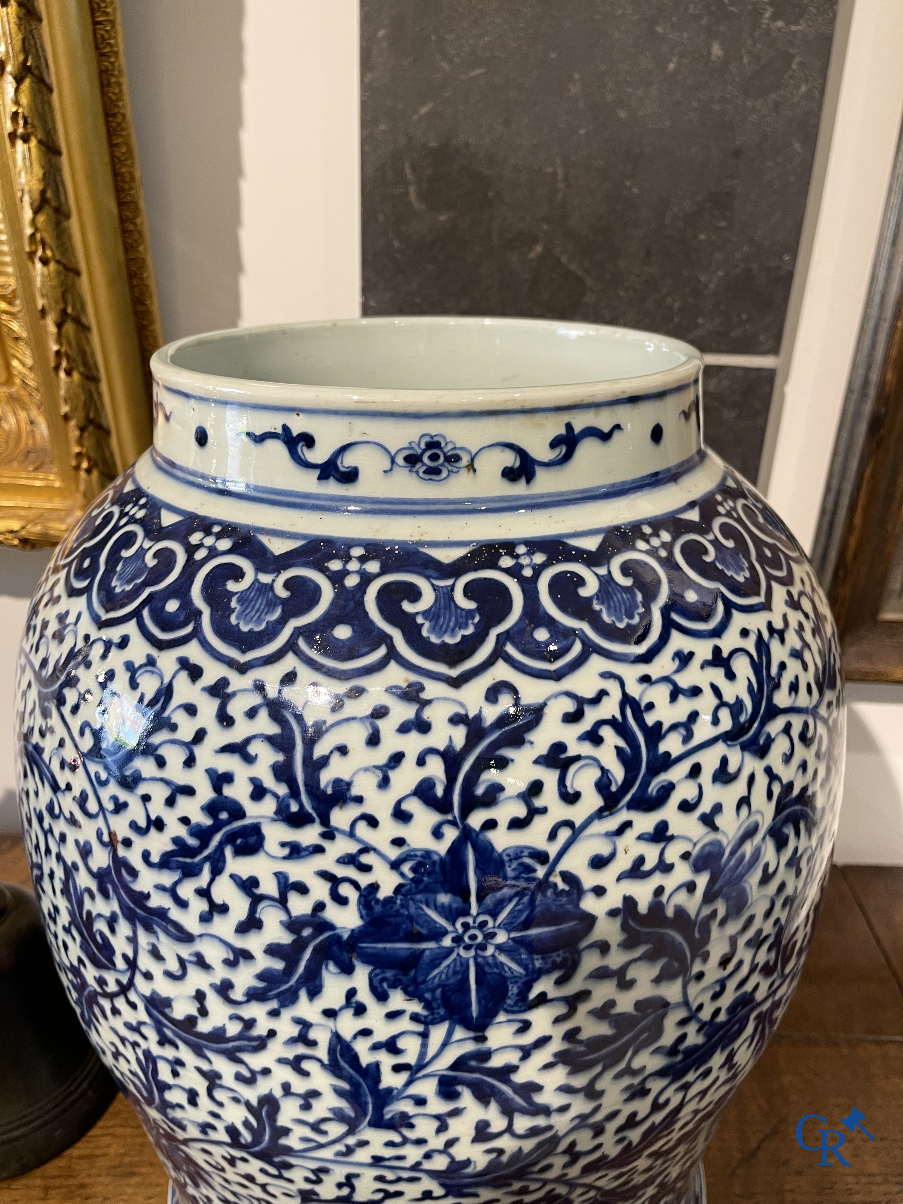 Asian Art. Chinese porcelain. A massive Chinese blue and white baluster vase and lid with lotus roll decor. 19th century.