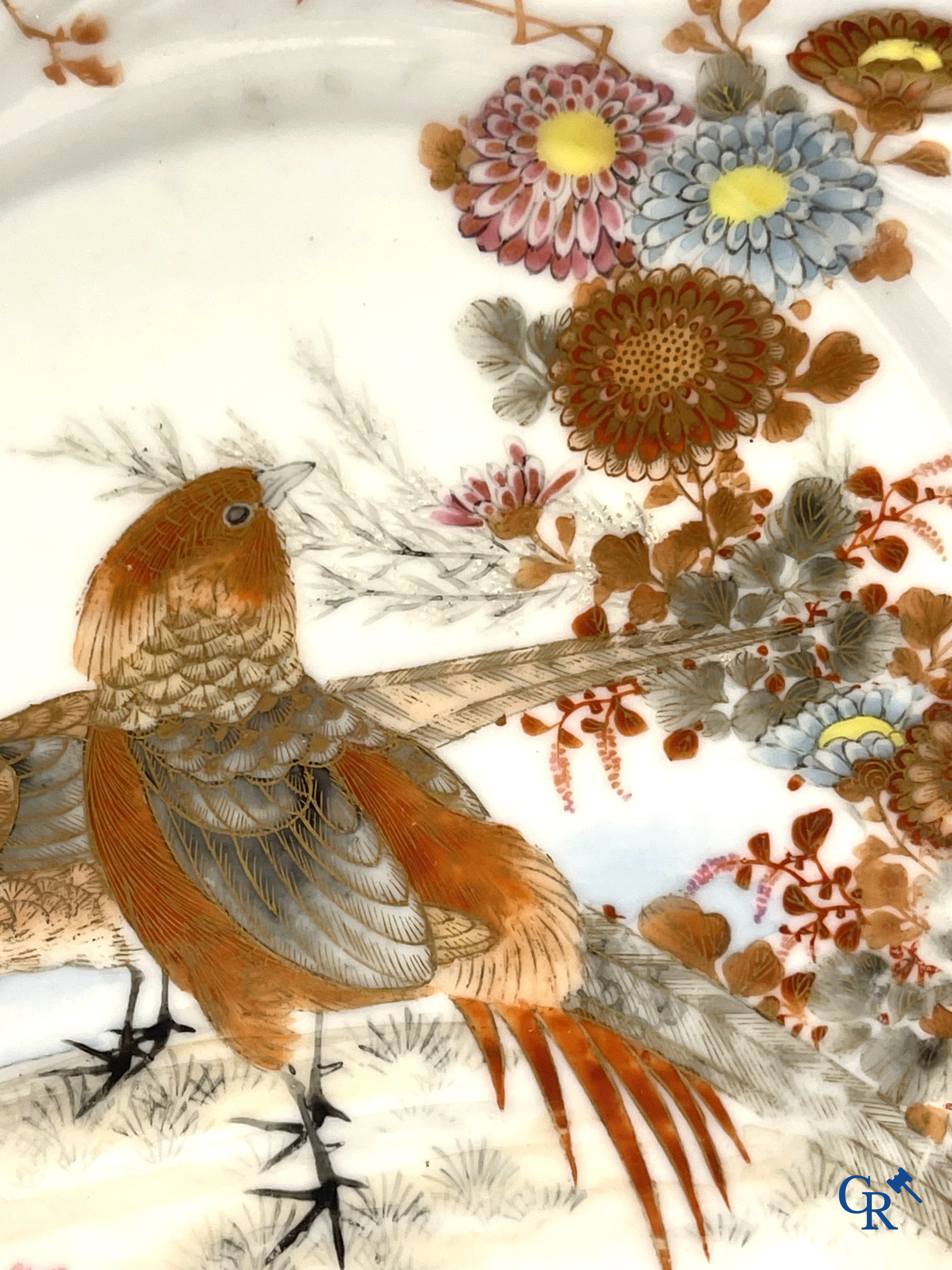 Een mooi lot brocante waaronder een Japans Kutani-porselein servies, een vaas in Val Saint Lambert en een jardinière.