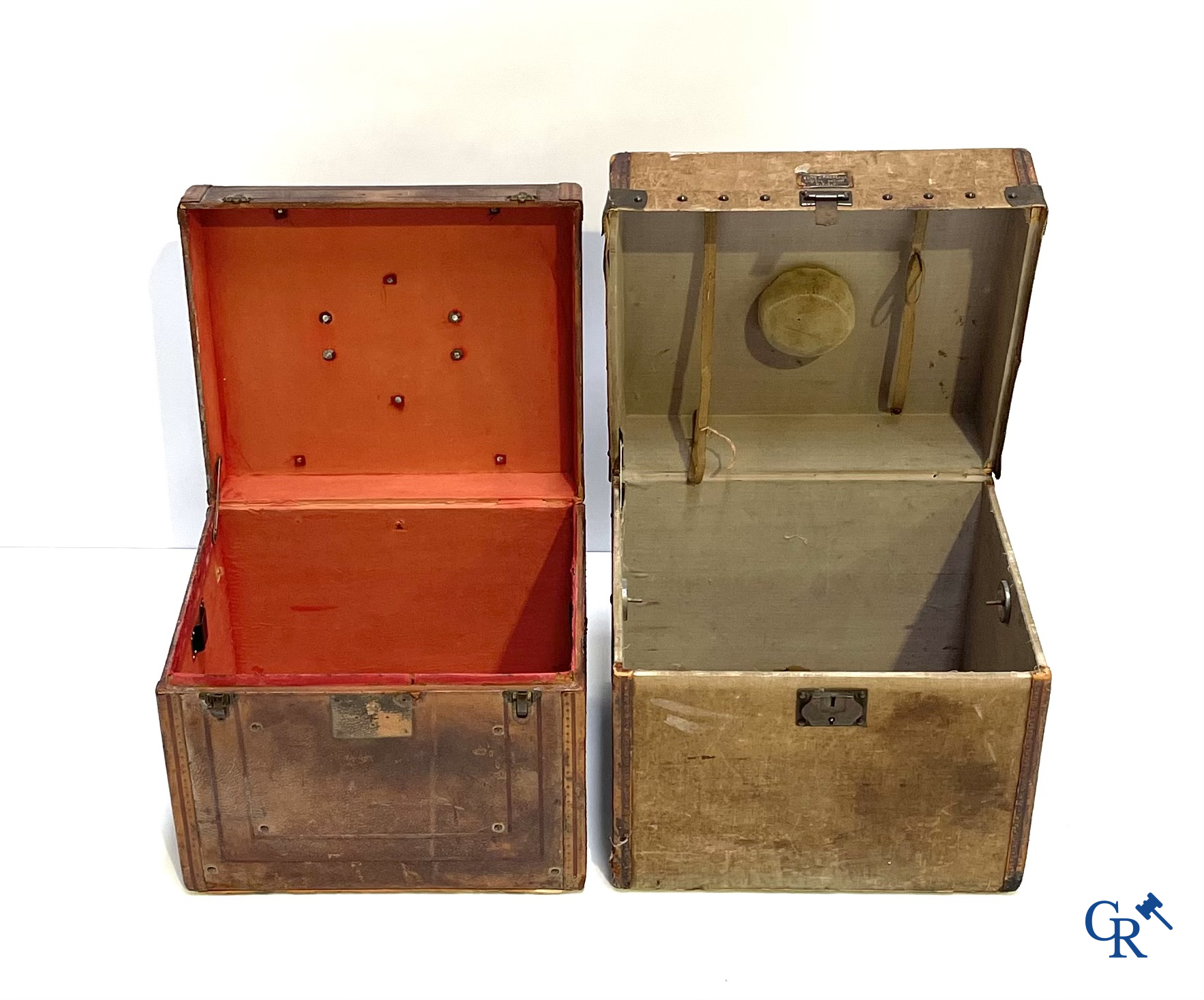 2 Antieke decoratieve koffers, hout met leder. Circa 1900.