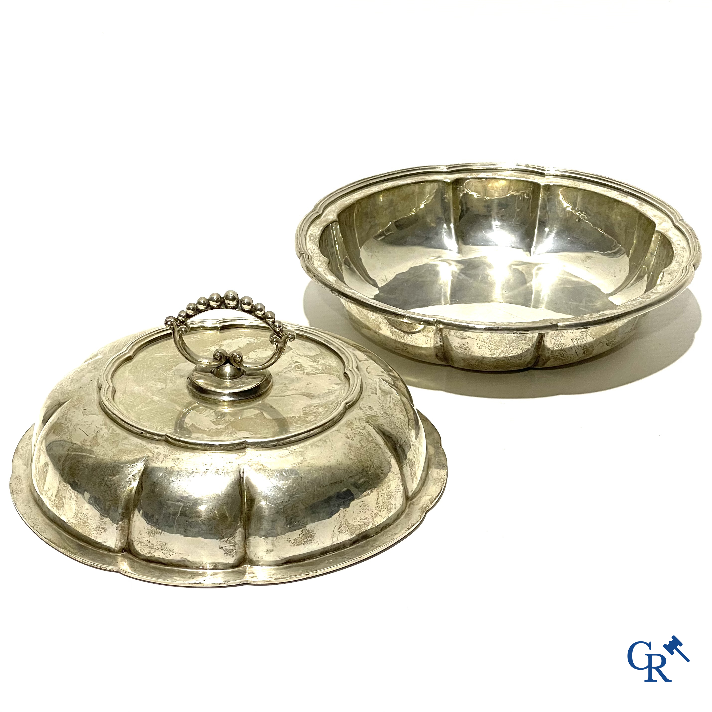 Zilver. Grote groentenschotel met gelobd deksel en opengewerkt handvat. Meerdere keurmerken. 20ste eeuw.