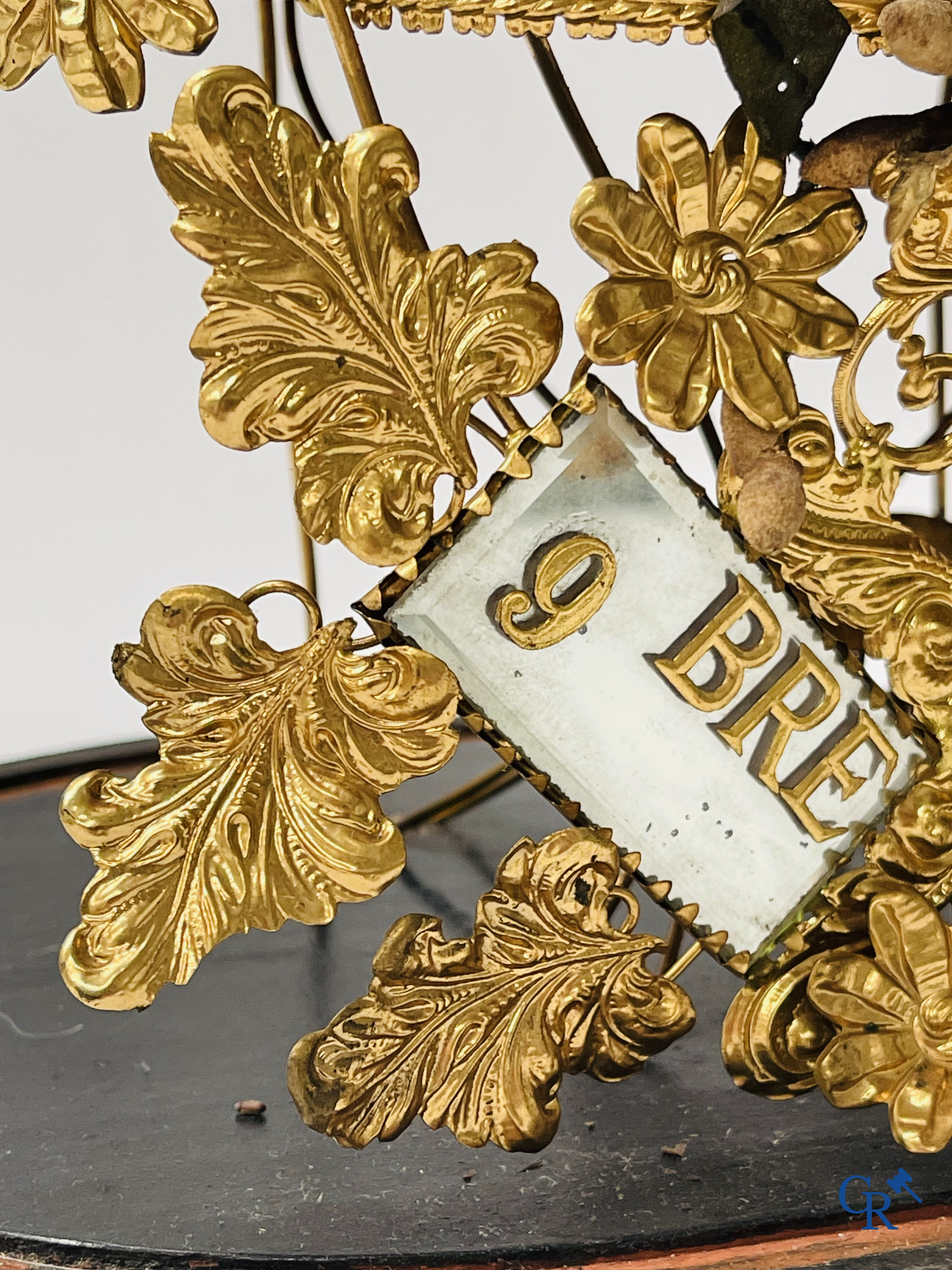 2 globes in glas met bruidsboeket, één met bloemen in biscuit, een ander met spiegels, gedateerd 1908.