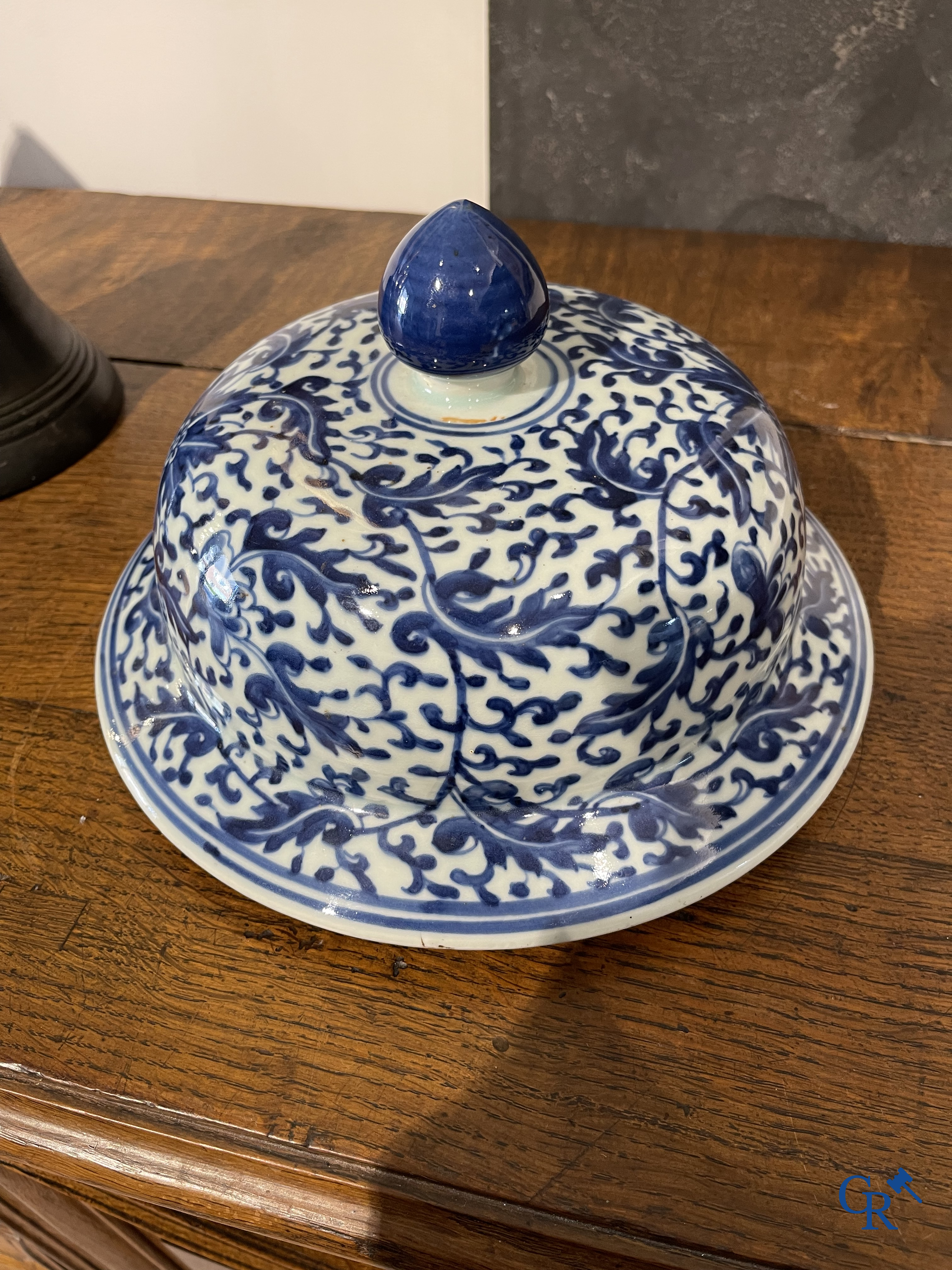 Asian Art. Chinese porcelain. A massive Chinese blue and white baluster vase and lid with lotus roll decor. 19th century.