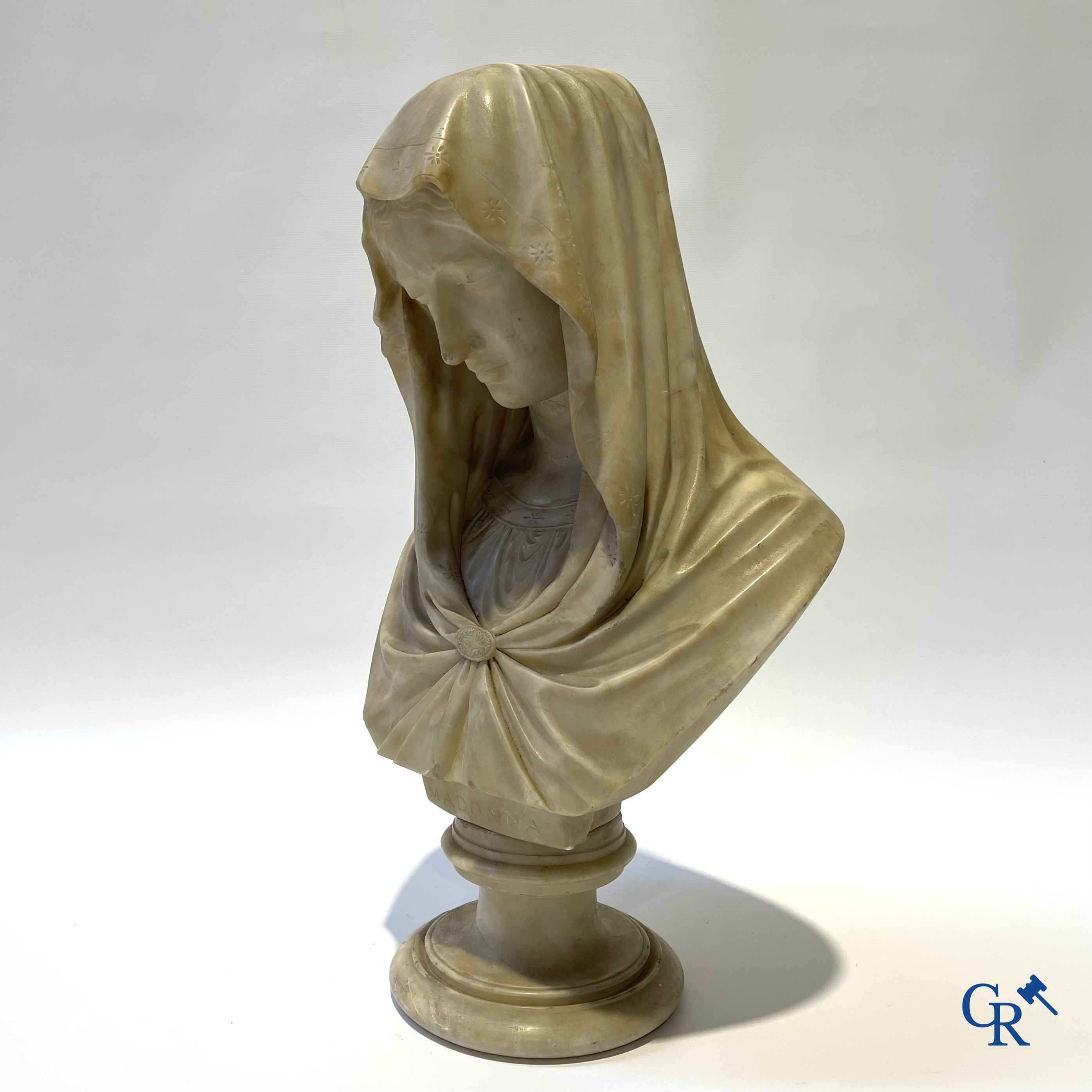 Grote buste van een Madonna in albast. 19de eeuw.