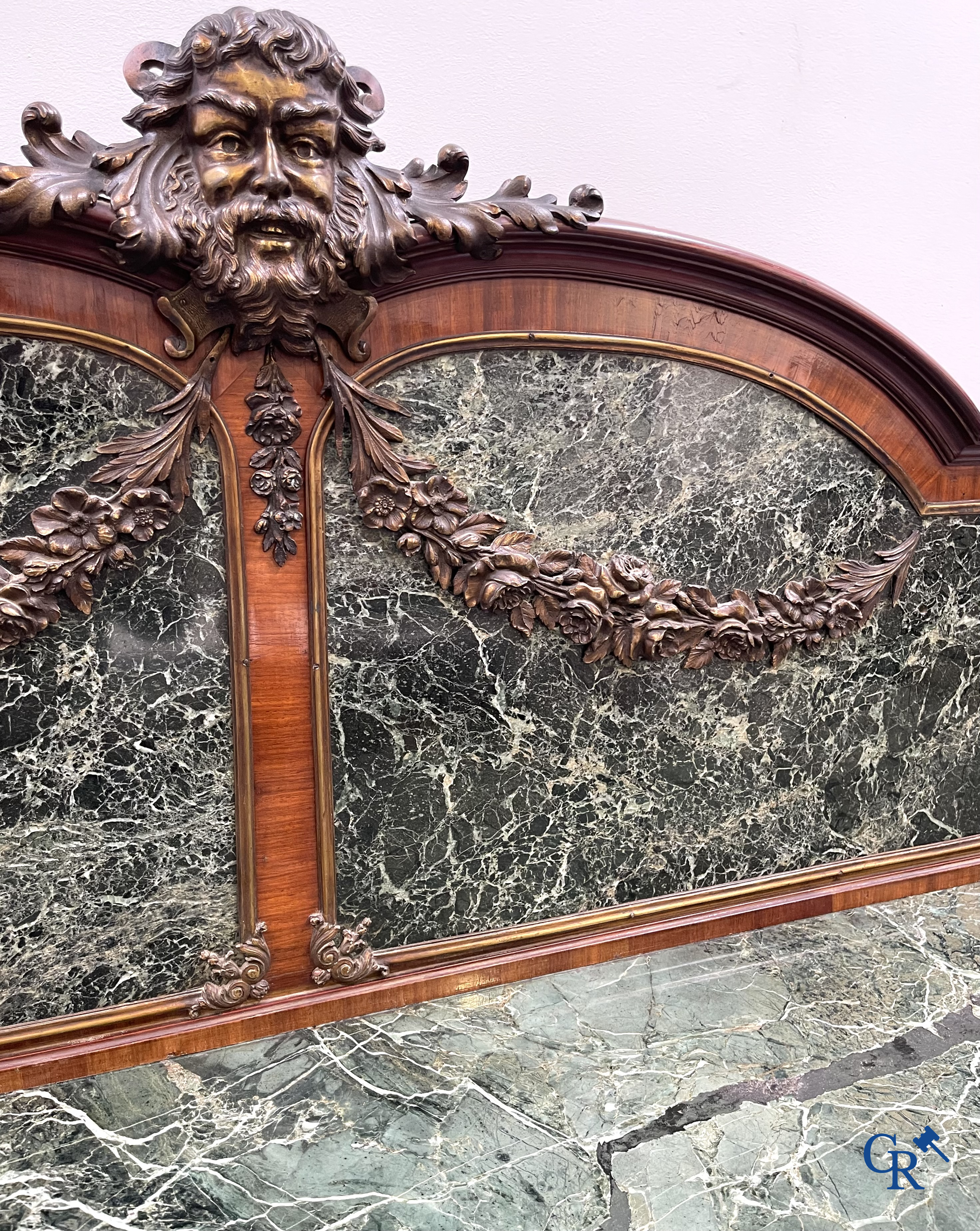 Uitzonderlijk eetkamermeubilair in mahoniehout fineer, marmer en brons. Napoleon III stijl. Circa 1900.