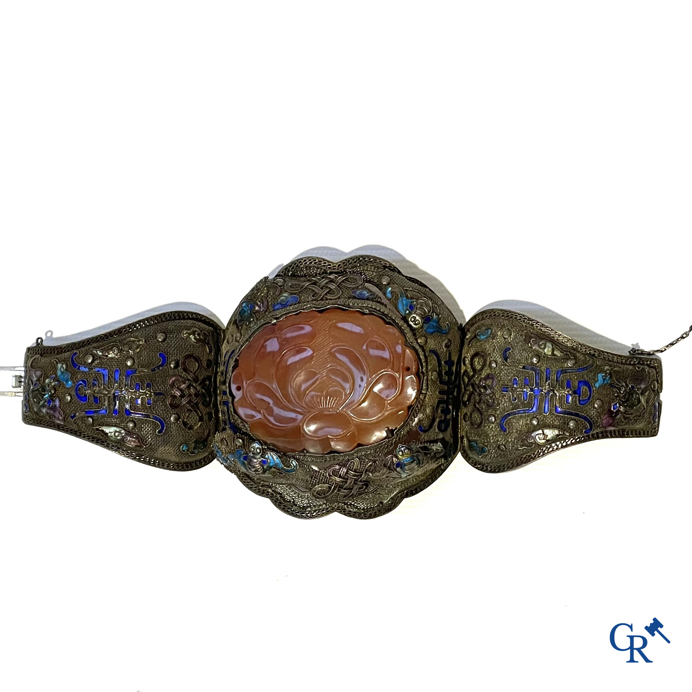 Aziatica. Grote Chinese armband in zilver filigraan met een centrale lotusbloem in gesneden carneool-kwarts. 19e eeuw.