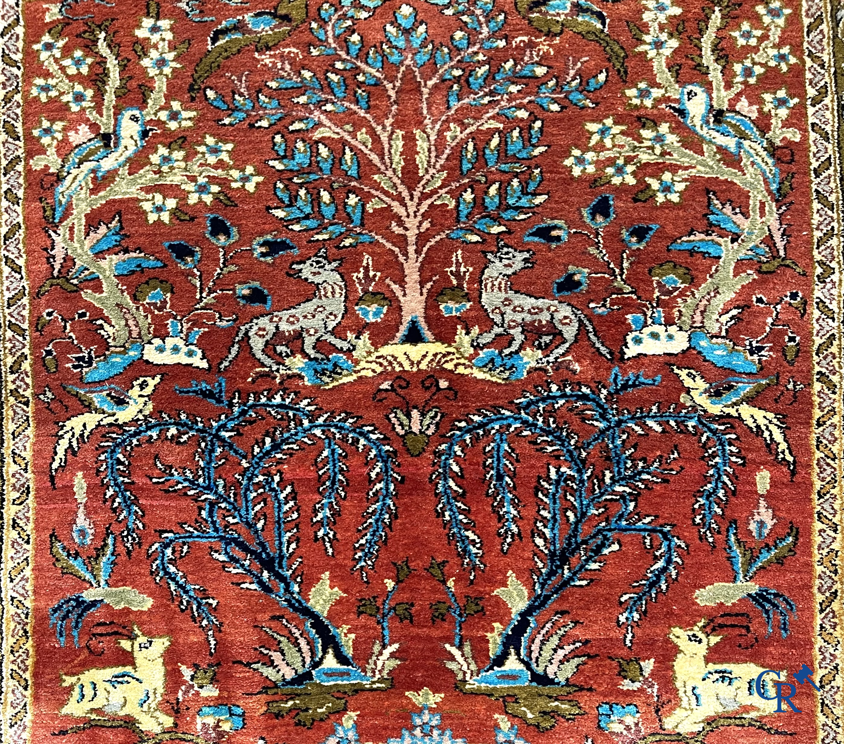 Oosterse tapijten. Een handgeknoopt tapijt met wouddieren. Zijde en wol.