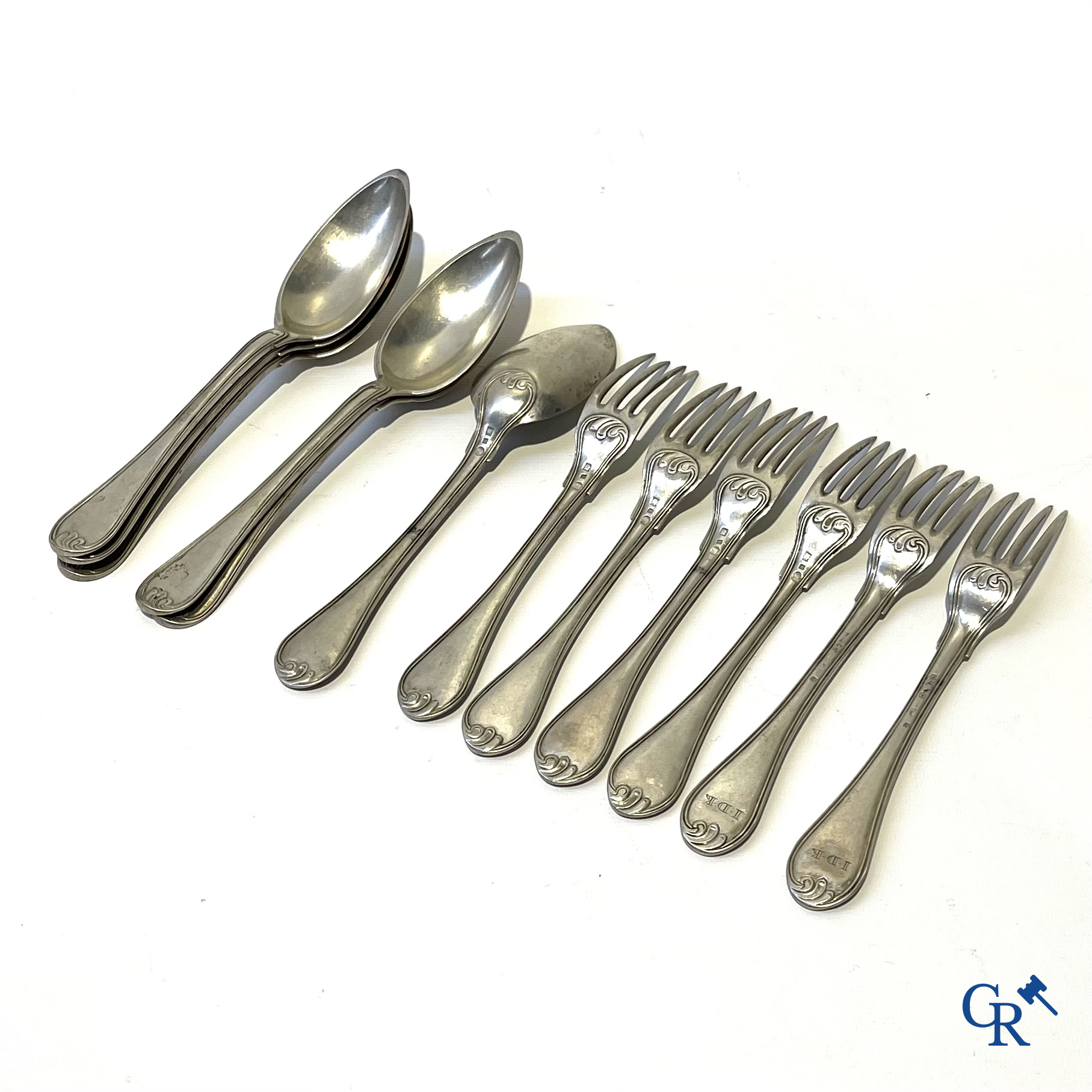 Zilver. Lot betaande uit 12 stuks zilver bestek. België, 18e en 19e eeuw.