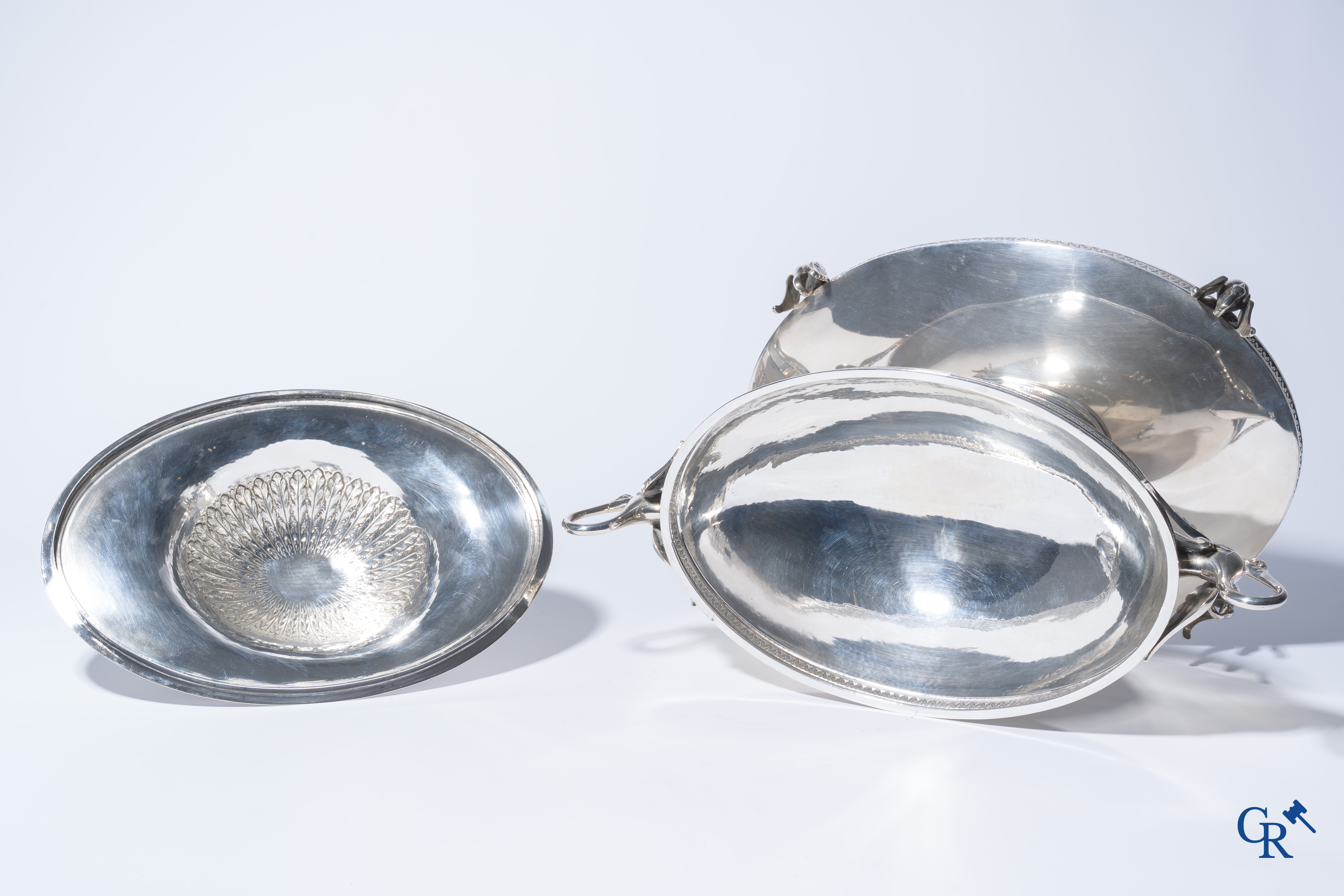 Zilver. Uitzonderlijk tafelmiddenstuk met zwanen in zilver 915°/00. Empire stijl.