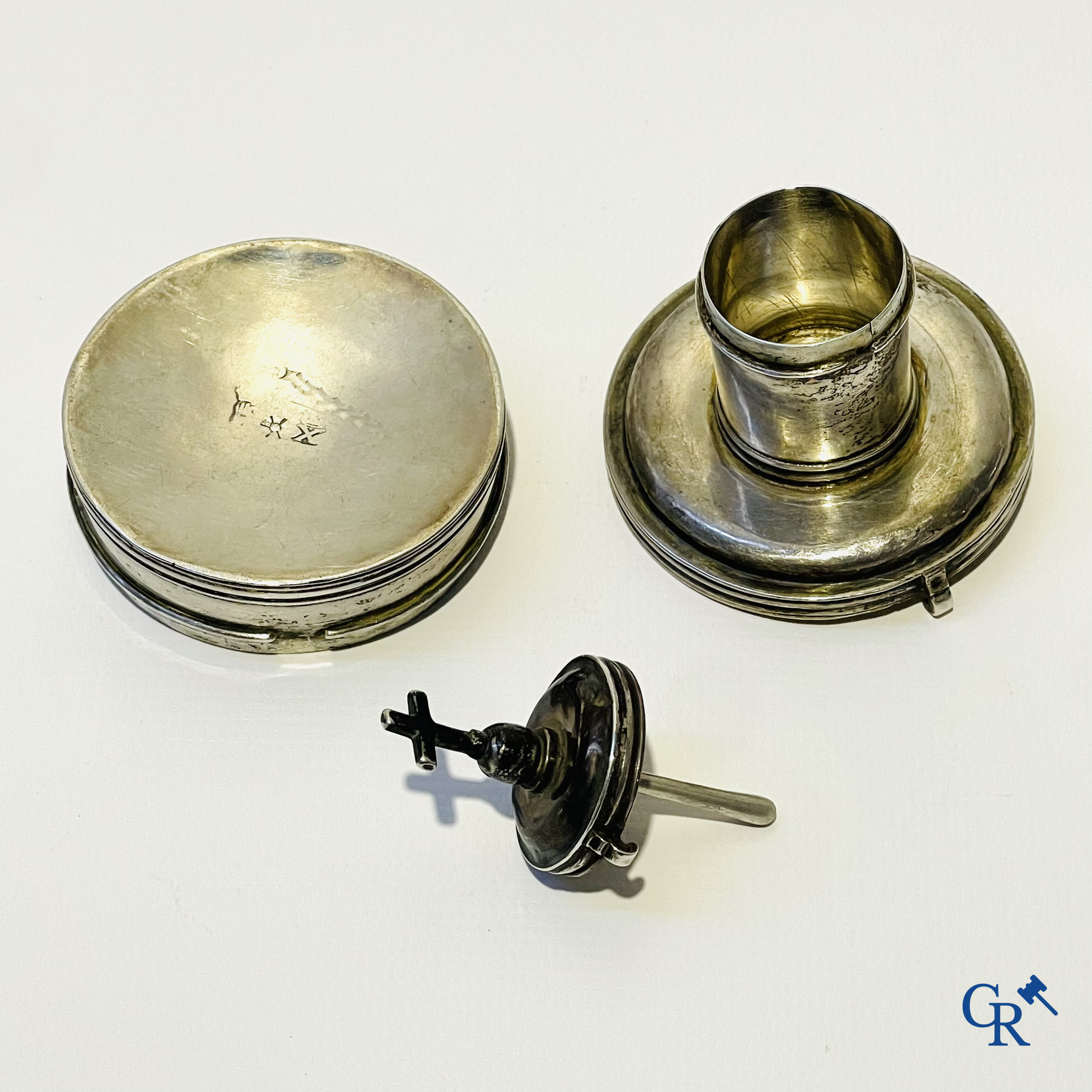 Religieuze objecten. Zilveren chrismatorium met pyxis. Antwerpen 17e eeuw.