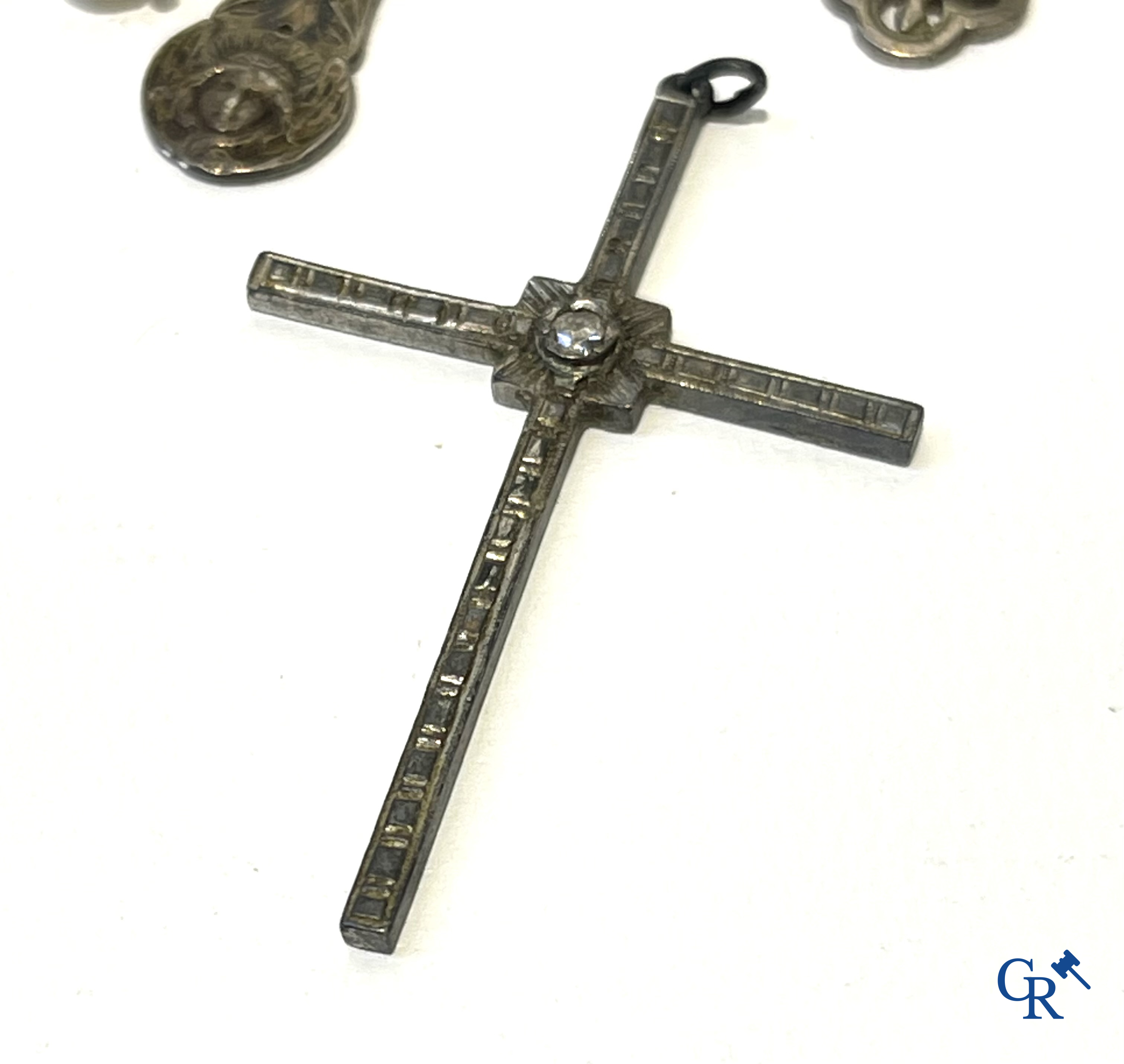 Uurwerken, juwelen. Een kavel met 4 heren polshorloges, religieuze objecten in zilver, sigarettenhouder in amber, enz.