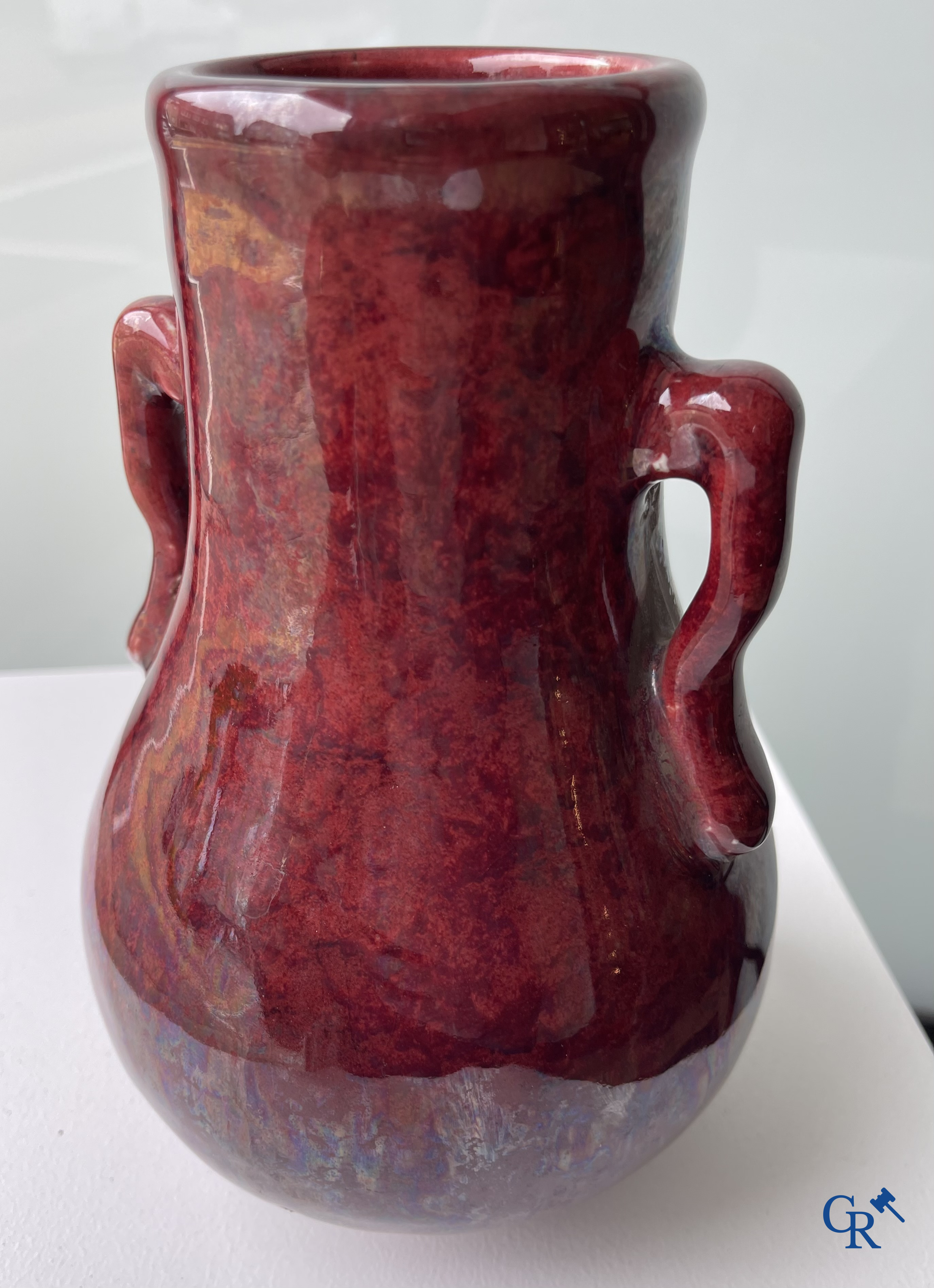 Aziatica. Een Chinese porseleinen Sang de boeuf vaas. 19e eeuw.