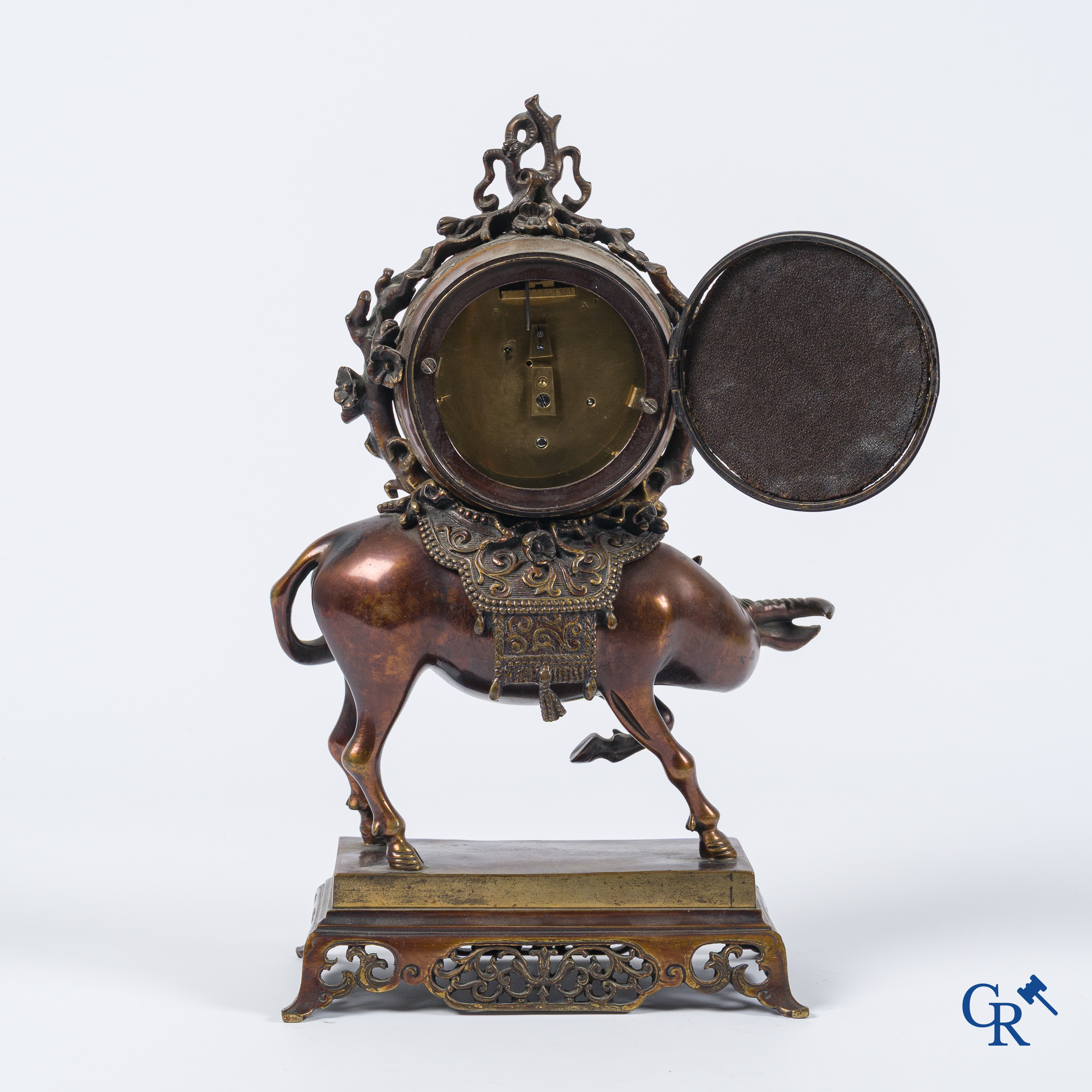 Escalier de Cristal à Paris. Een Franse klok met waterbuffel in Japoniserende stijl. Circa 1880.