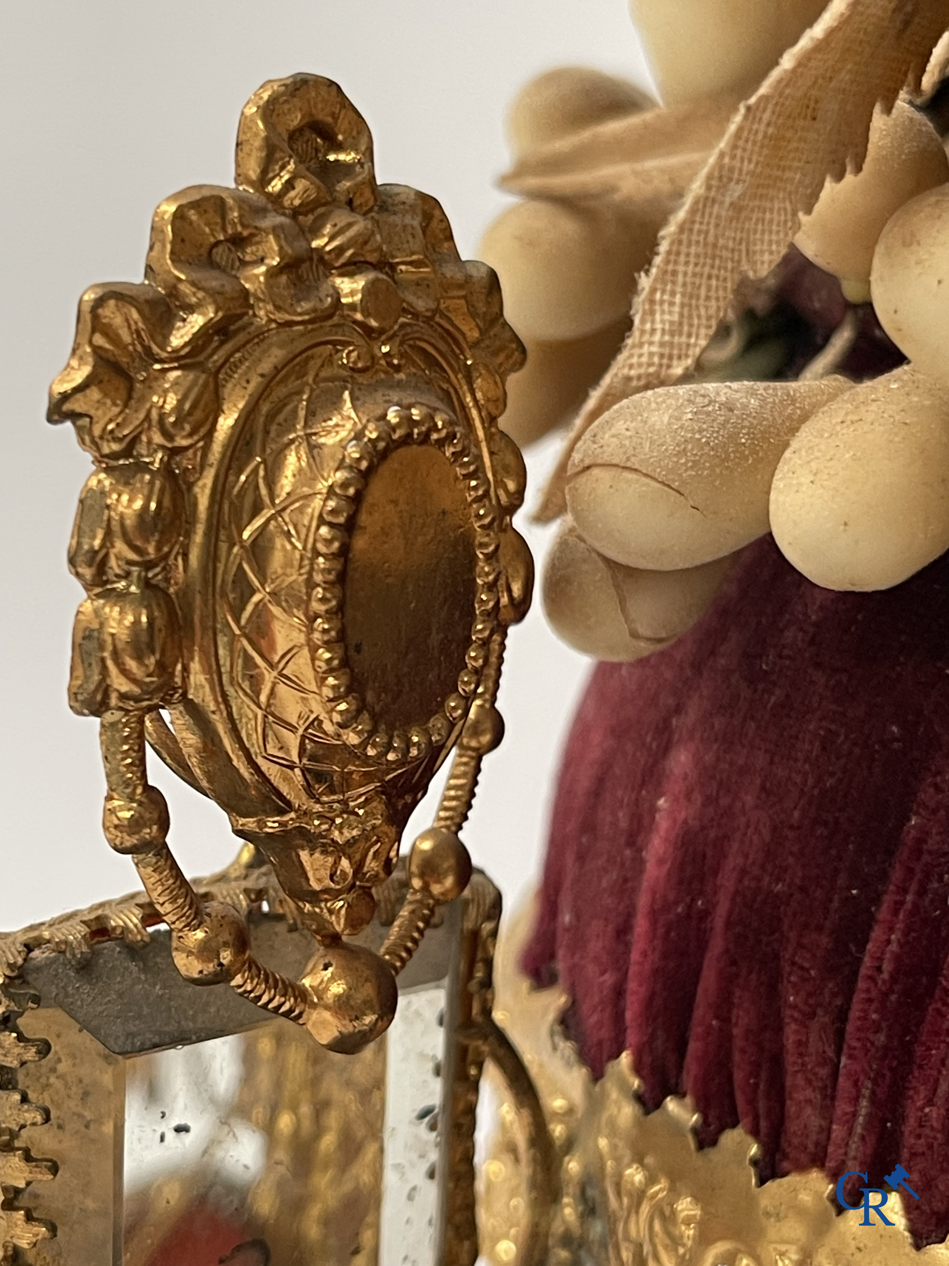 Prachtige globe met bruidsboeket en ingewerkte juwelendoos. Spiegels en vergulde messing. Circa 1900.