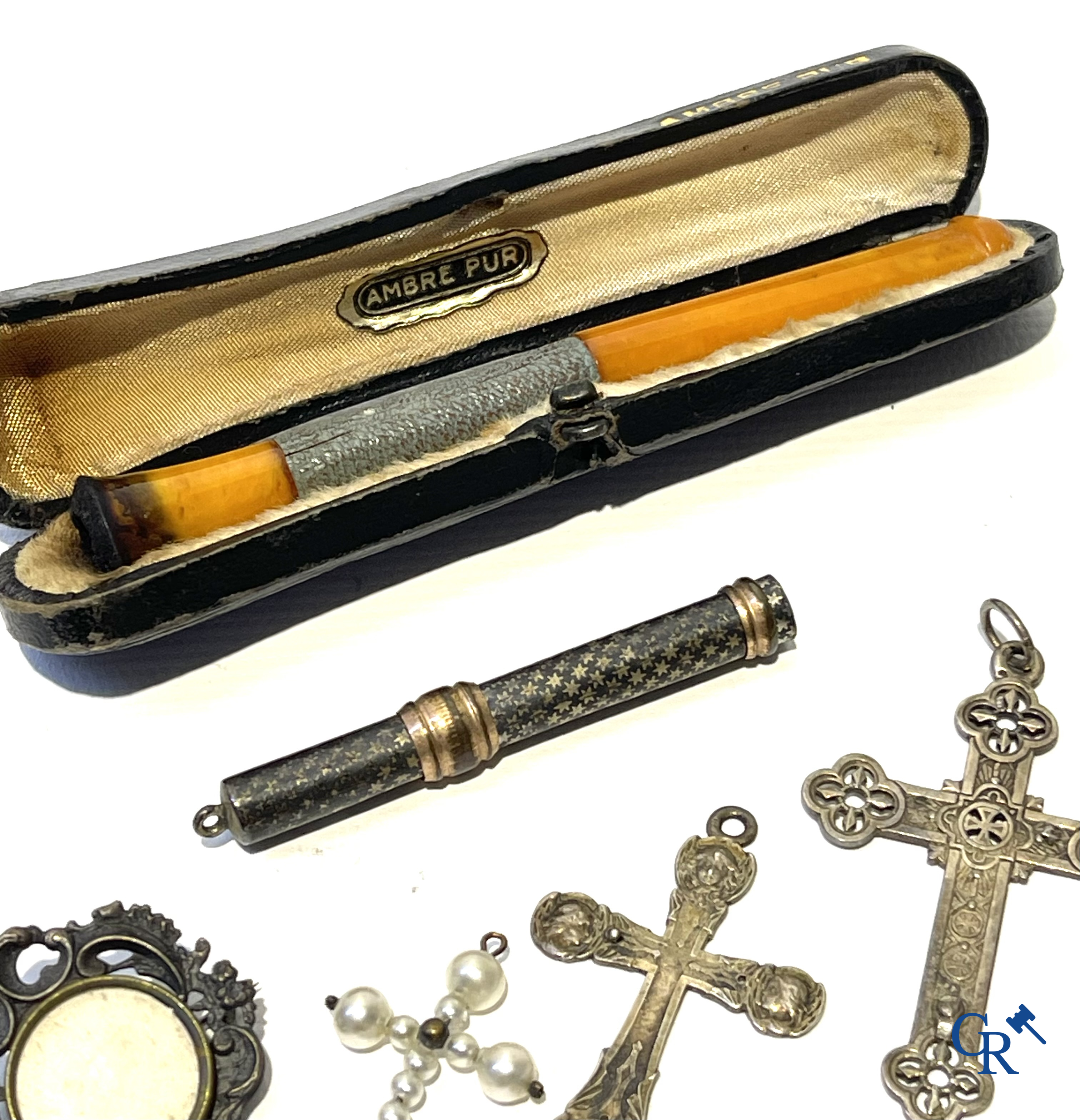 Uurwerken, juwelen. Een kavel met 4 heren polshorloges, religieuze objecten in zilver, sigarettenhouder in amber, enz.