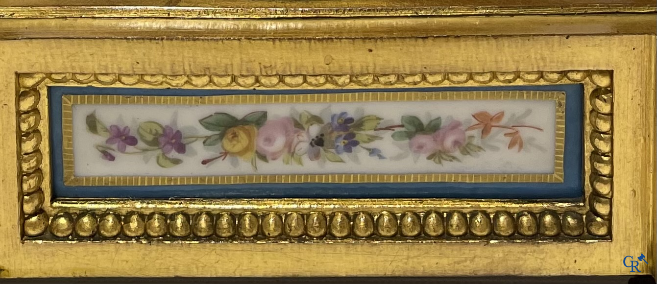 Een 3-delige schouwgarnituur met Sèvres porselein. LXVI-stijl, circa 1920.