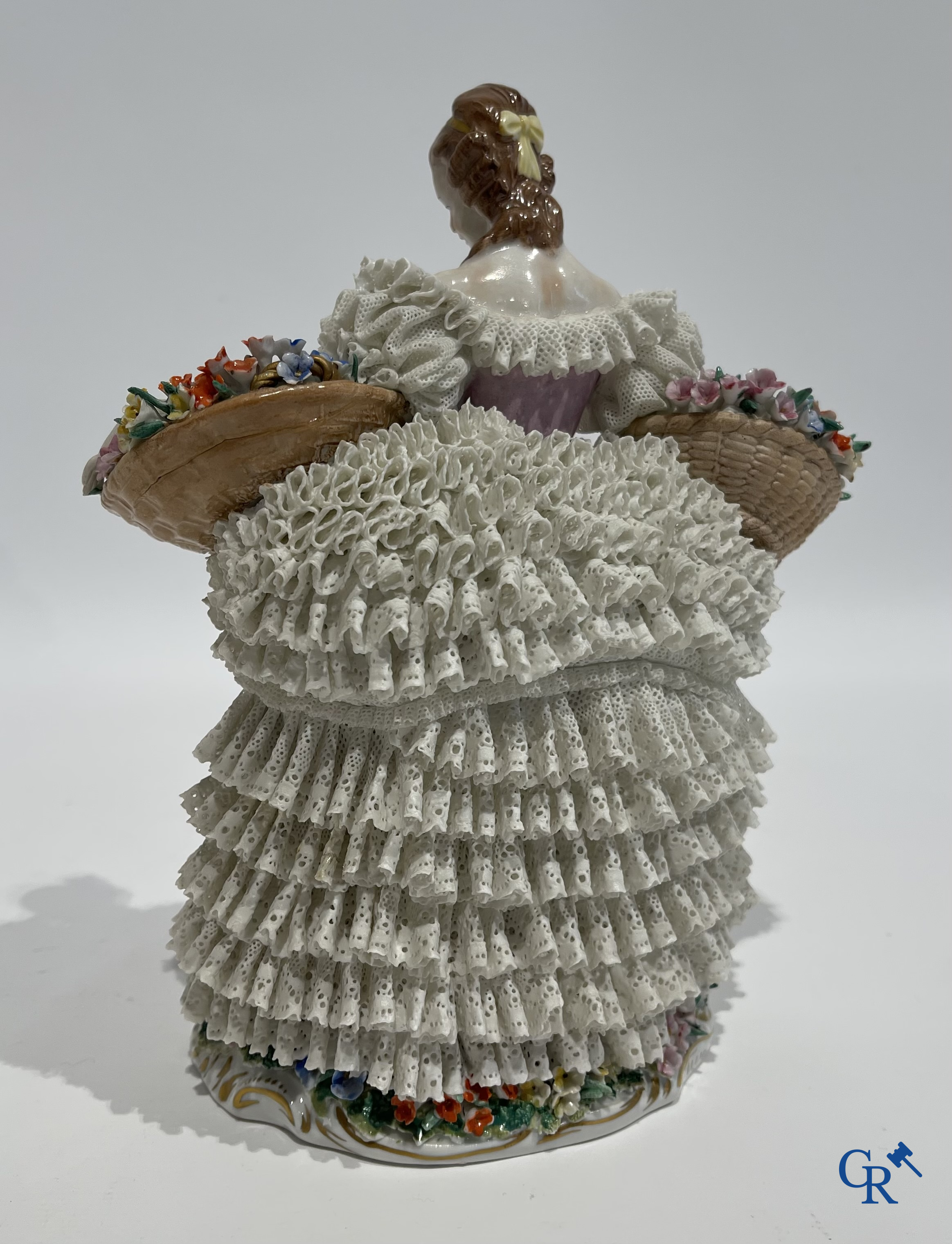 Duits porselein. 3 groepen in lace porcelain. Gemerkt Volkstedt Rudolstadt en Sitzendorf.