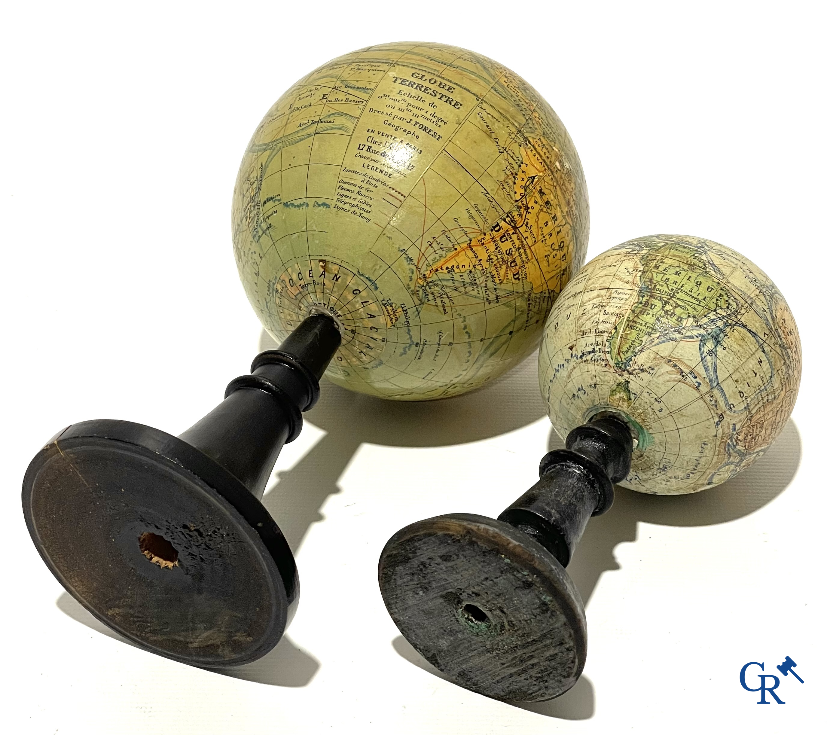 2 Miniatuur wereldbollen, globe terrestre par J. Forest Paris.