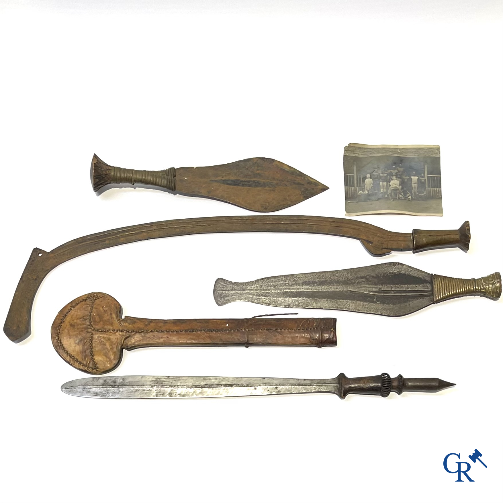 Tribale kunst. Een interessant lot met Afrikaanse wapens, een foto en 2 postkaarten. Messen, dolken, speren en pijlen.