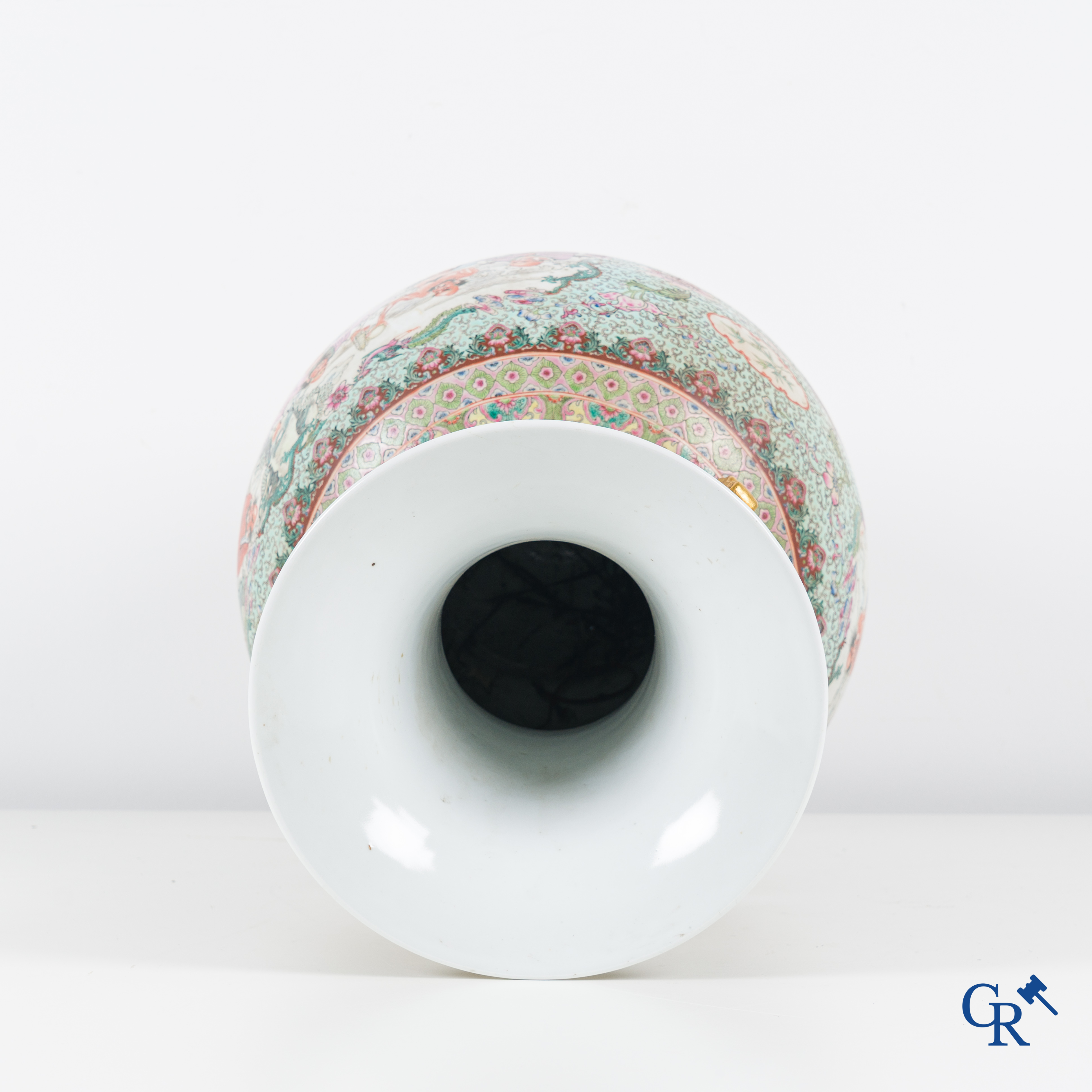 Aziatica, een Chinese famille rose bolvaas met geletterden. 20ste eeuw.