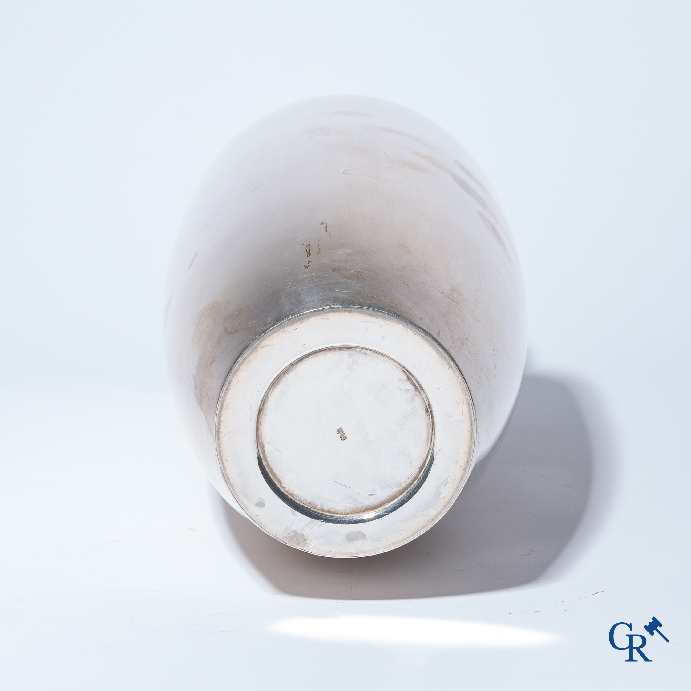 Aziatica. Japanse keizerlijke vaas in zilver gedecoreerd met een gouden floraal medaillon, Kiku Mon. 20ste eeuw.