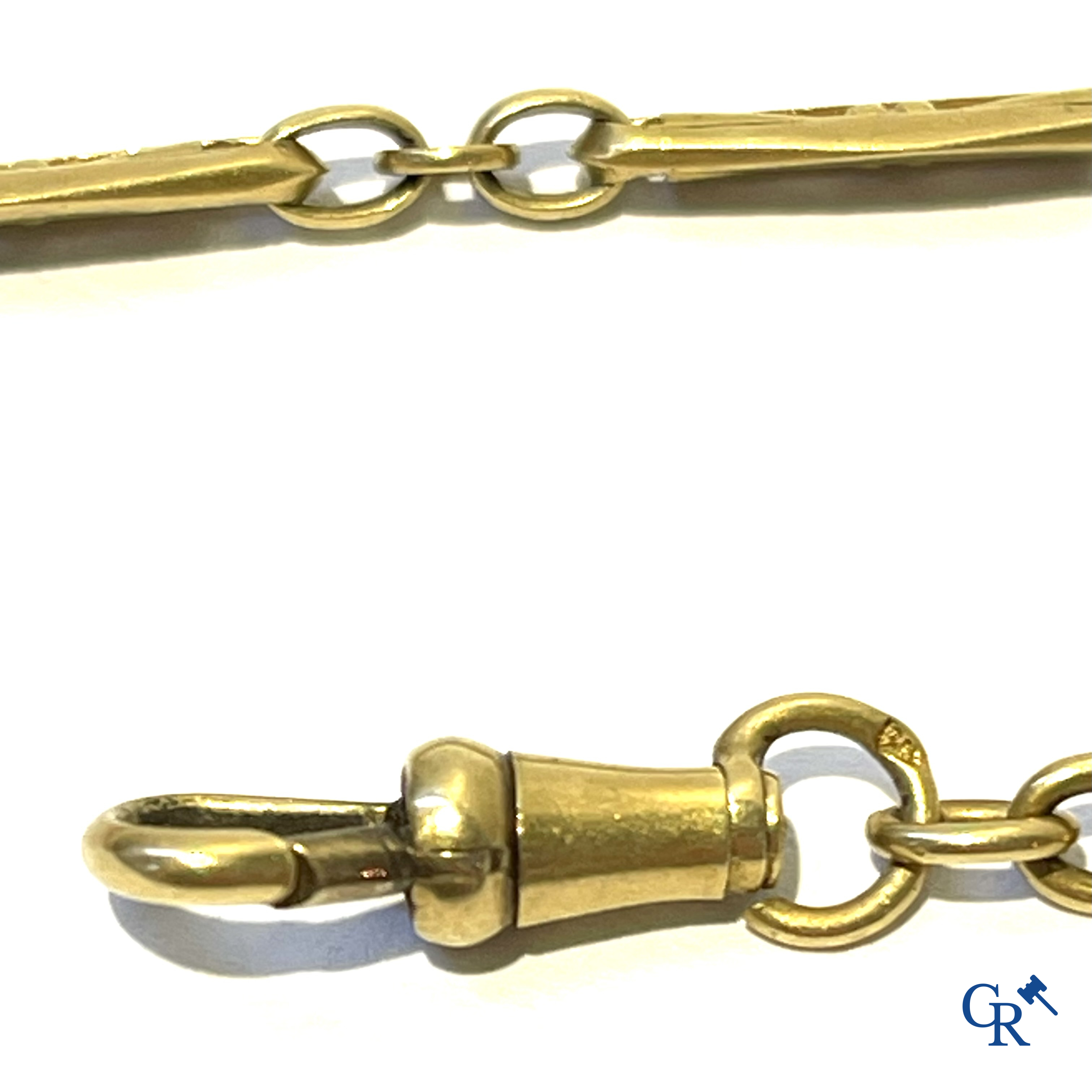 Een ketting voor een zakhorloge in geelgoud (750°/00) en 3 armbanden in zilver.