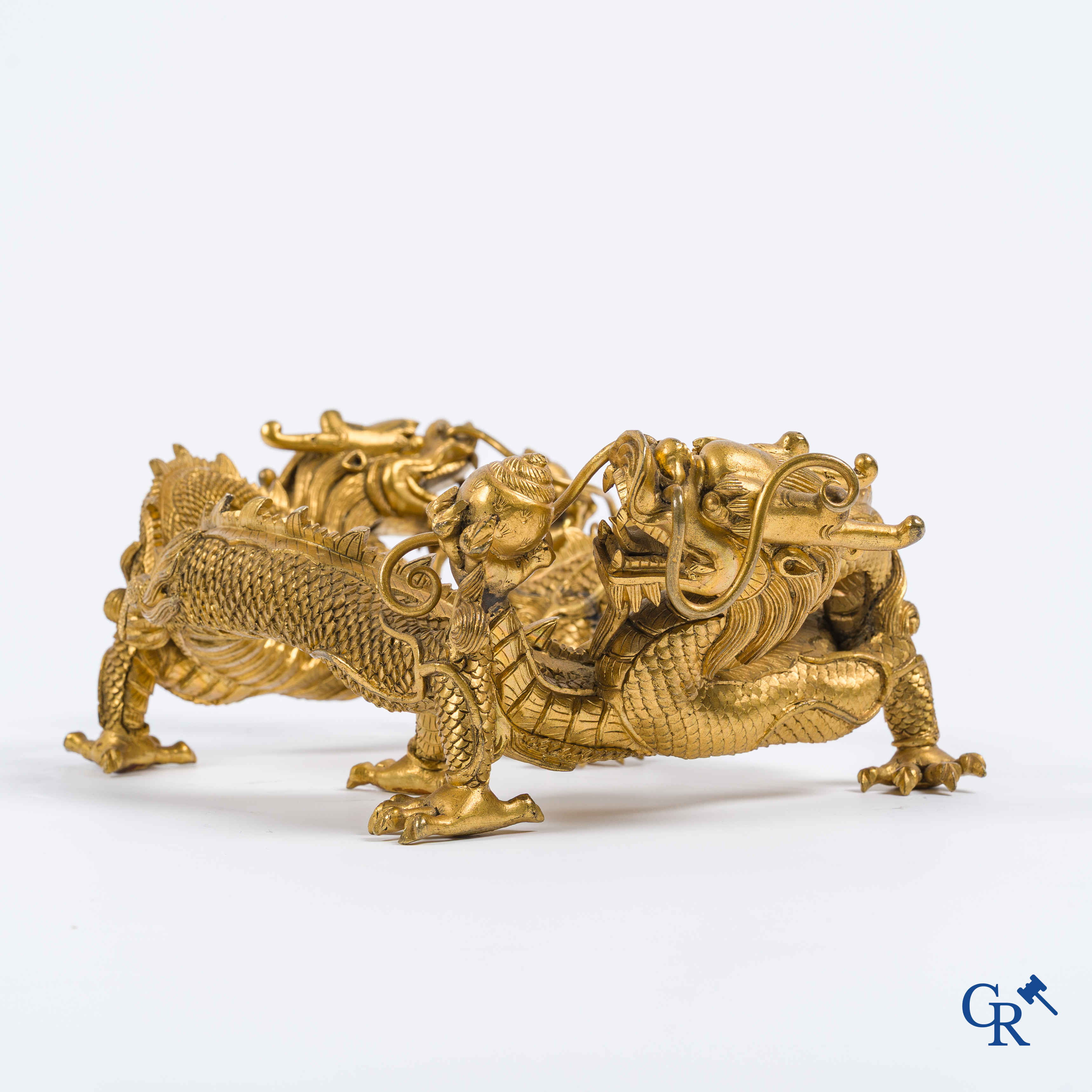 Aziatica. China. Een zeldzame Chinese drakensokkel in verguld brons. Qing Dynastie.