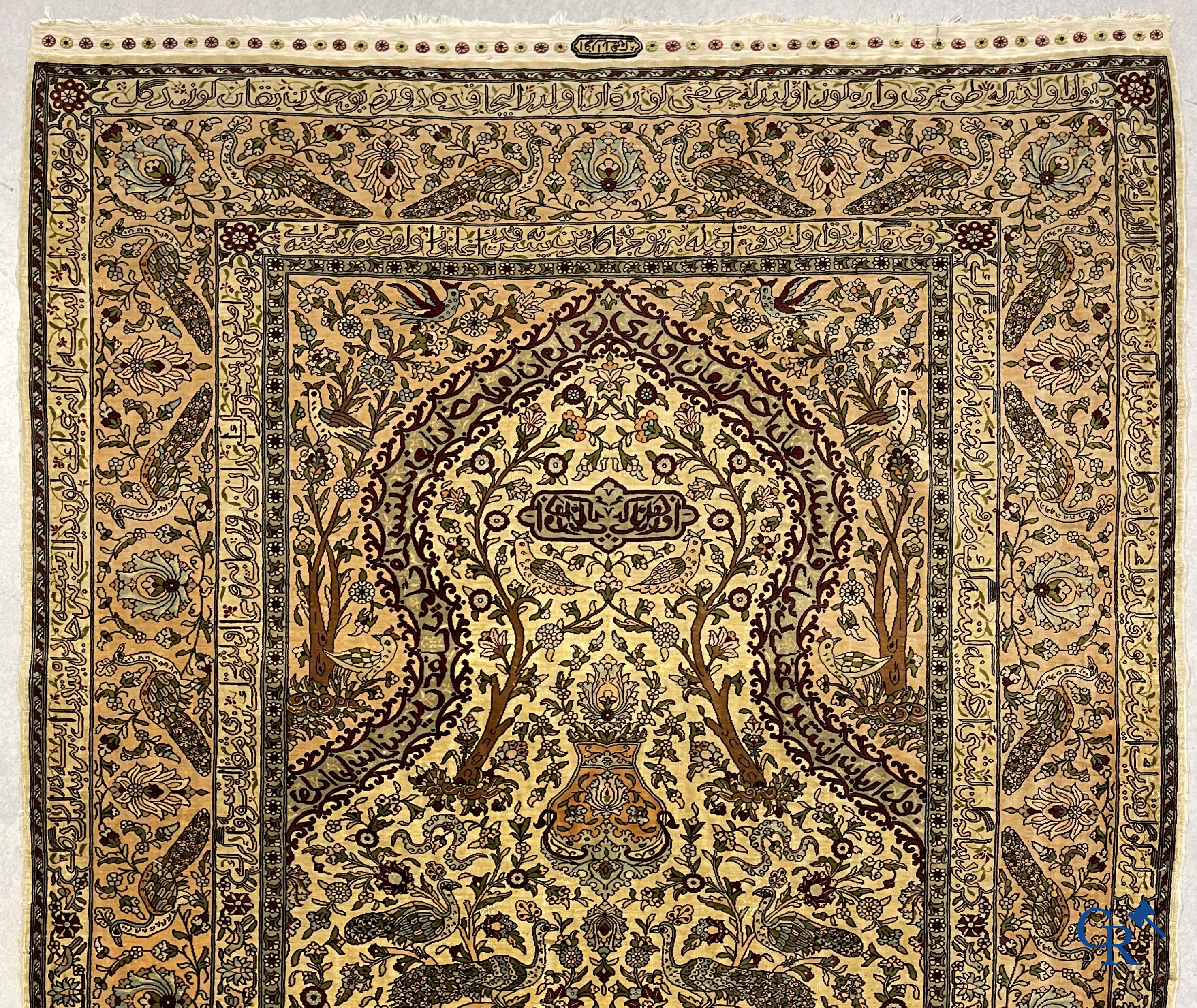 Oosterse tapijten. Hereke. Een fijn handgeknoopt zijden tapijt met vogels in het woud. Inscripties en gesigneerd.