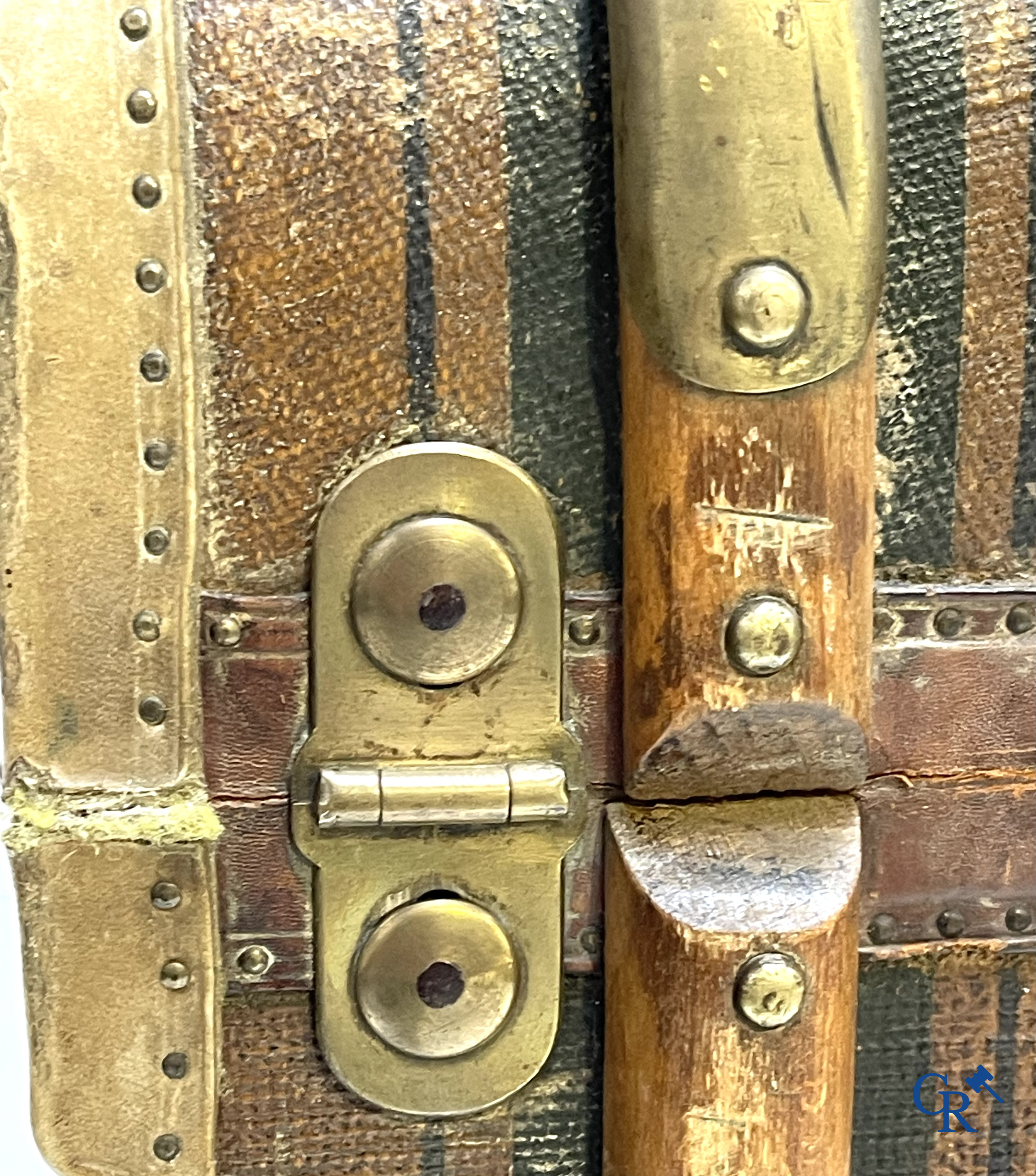 Antieke koffer. Buitengewone grote reiskoffer met dressing. Meerdere schuiven en opbergvakken. Circa 1900.