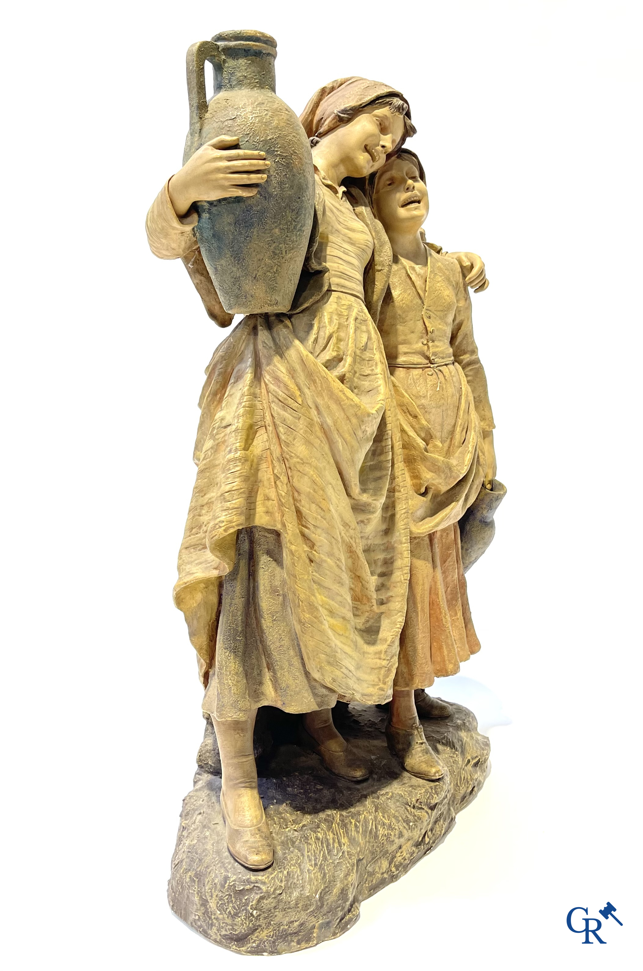Friedrich Goldscheider Wien. Groot terra cotta beeld, de waterdraagsters. Gesigneerd G. Tole, circa 1910.