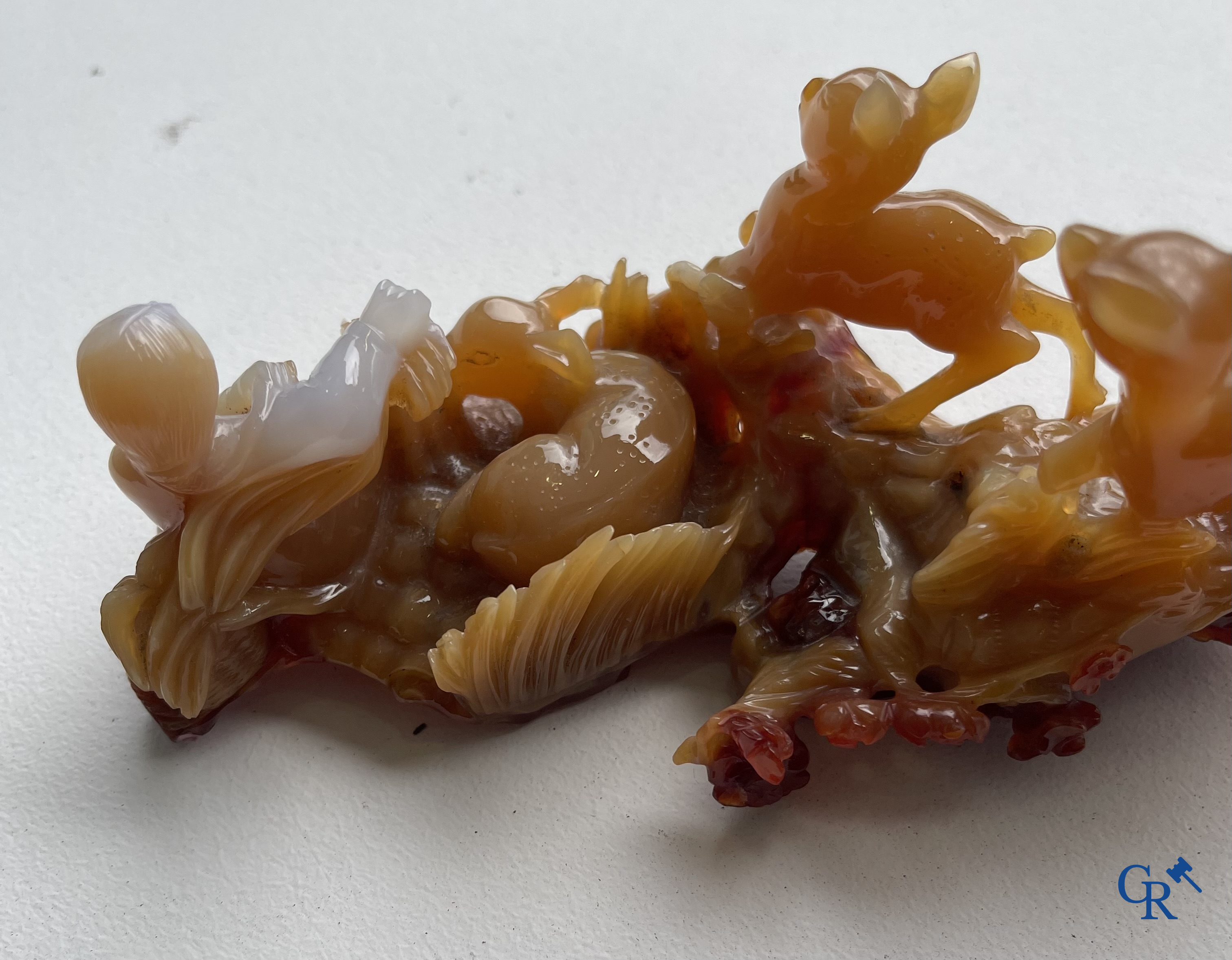 Aziatica, China. 2 groepen in edele gesteente op houten sokkel. Agaat en Lapis lazulli. 20ste eeuw.