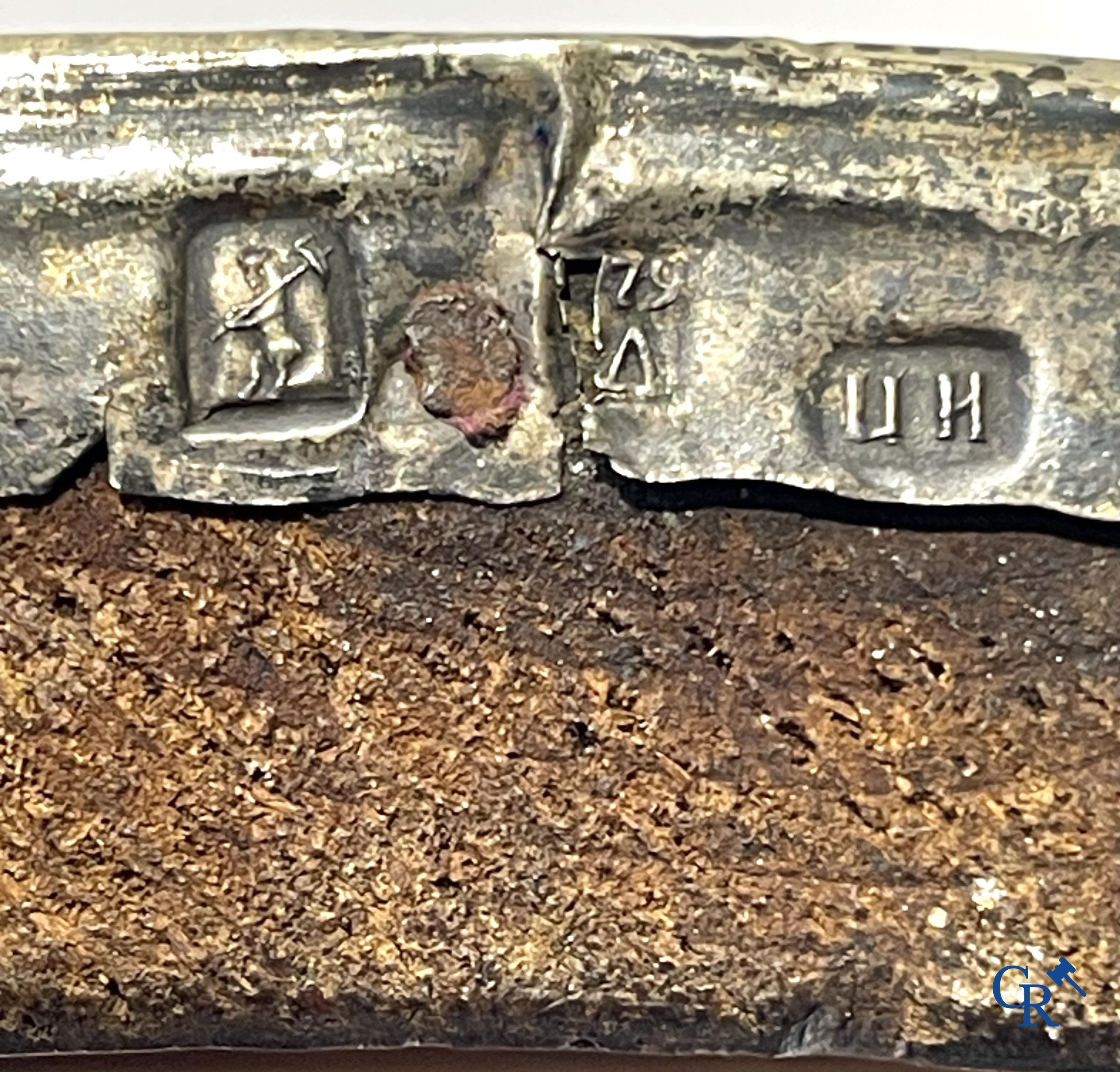 2 Russische ikonen. Ikoon met zilver oklad, meerdere keurmerken en een ikoon met Saint Seraphim of Sarov. 19e.