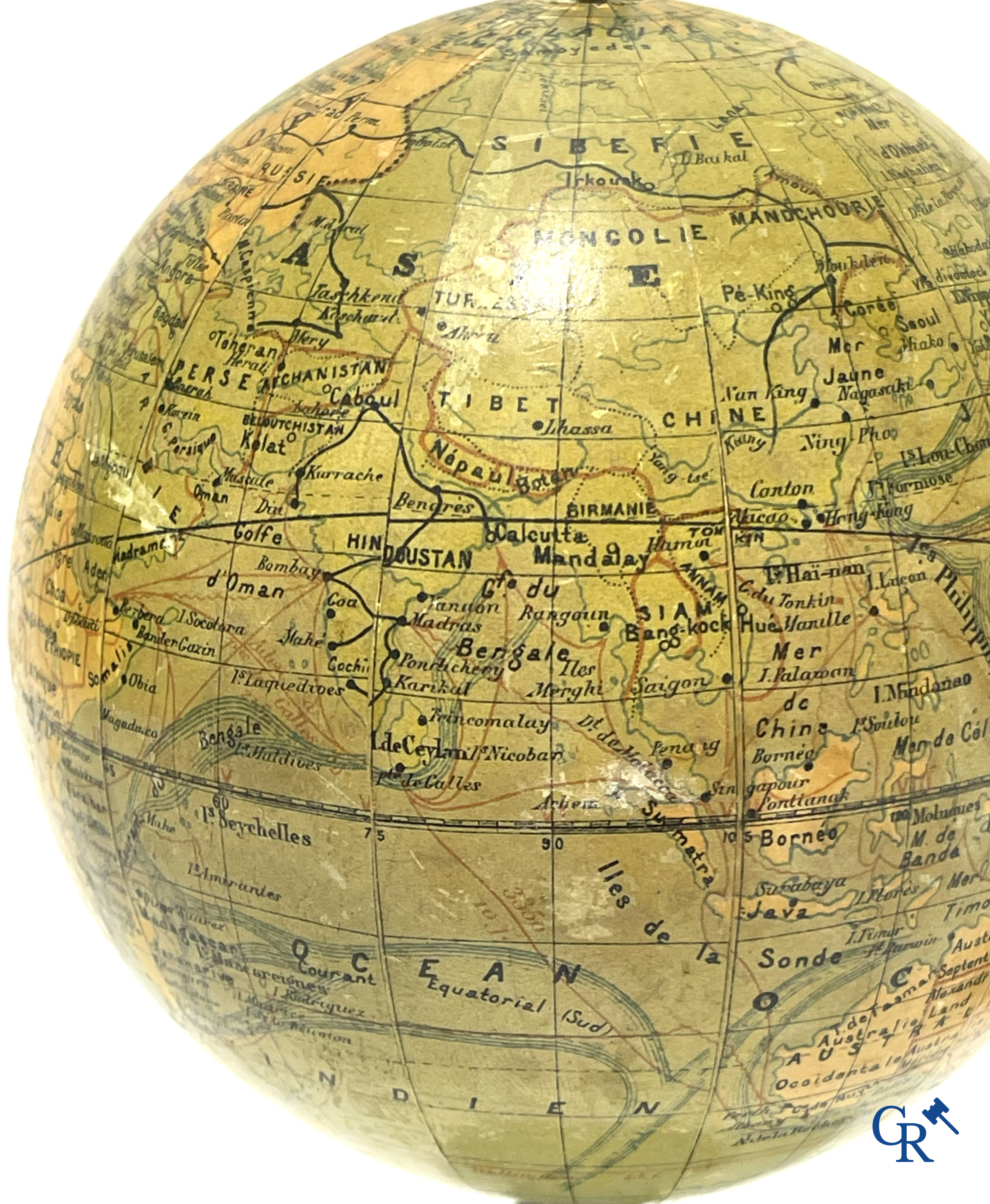 2 Miniatuur wereldbollen, globe terrestre par J. Forest Paris.