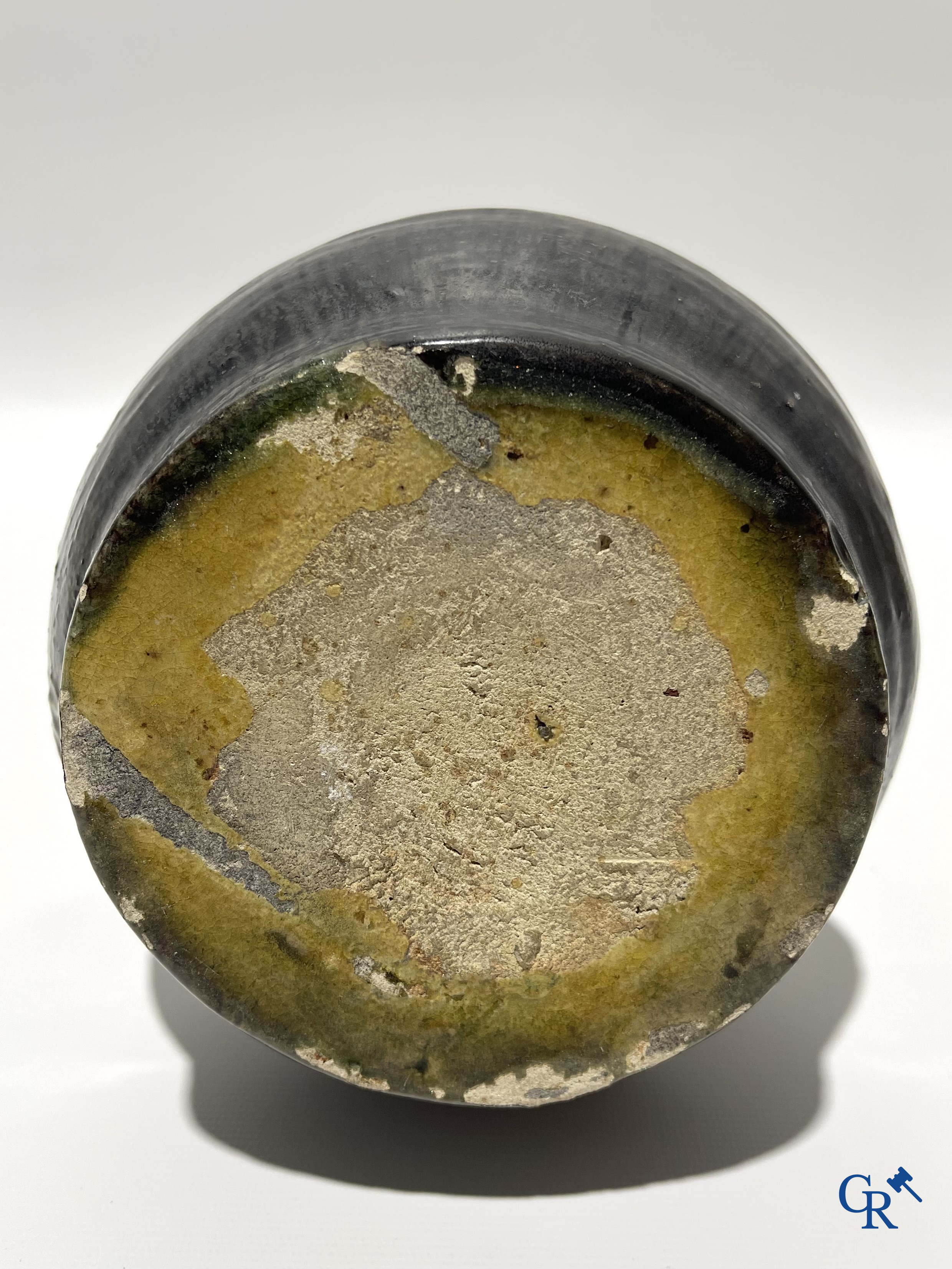 Torhouts aardewerk. Vaas in Vlaams aardewerk met een bloemendecor en spreuk. Gesigneerd LMV voor Leo Maes Vereenooghe.