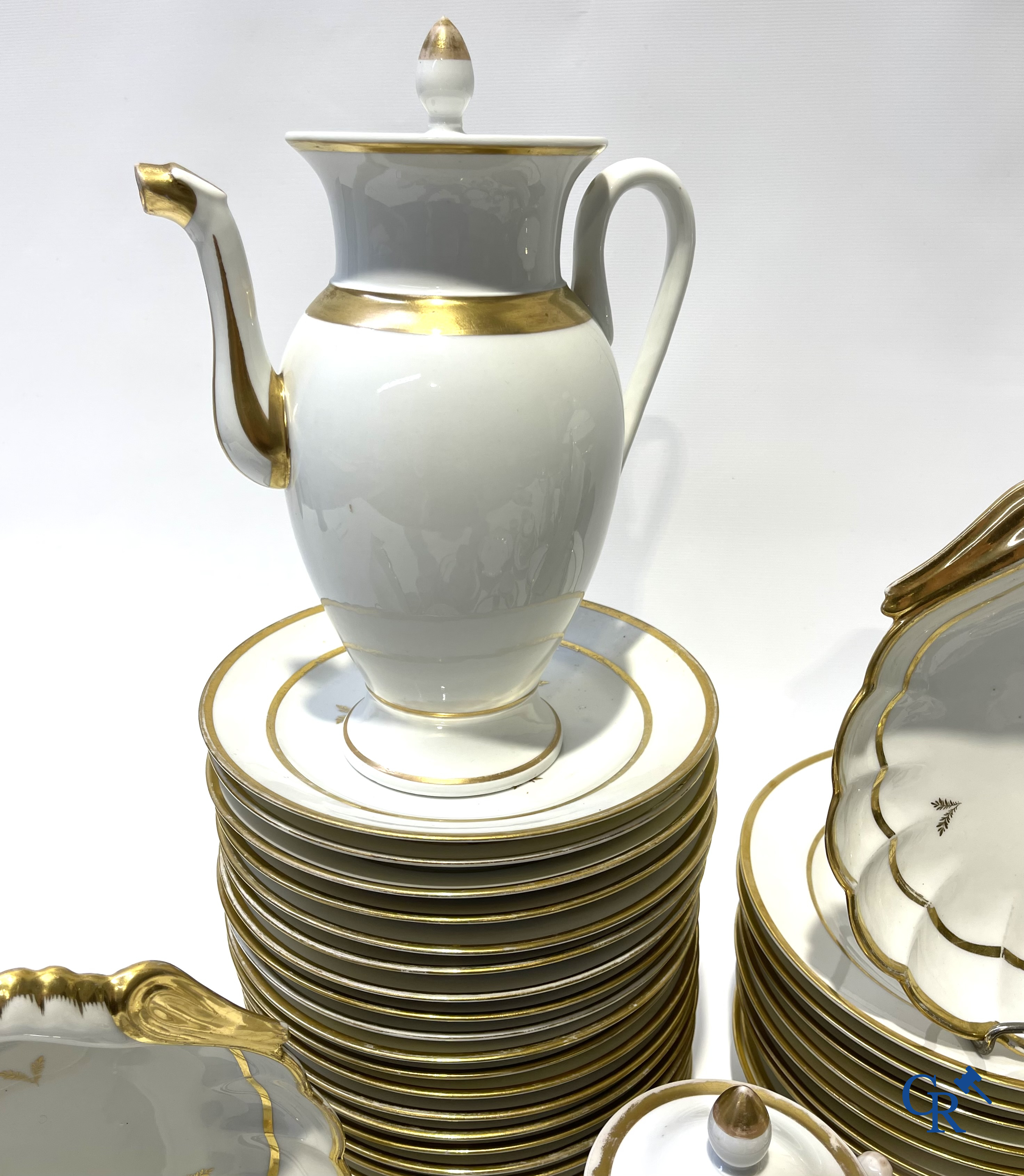 Uitgebreid tafelservies in Brussels porselein. 19de eeuw.