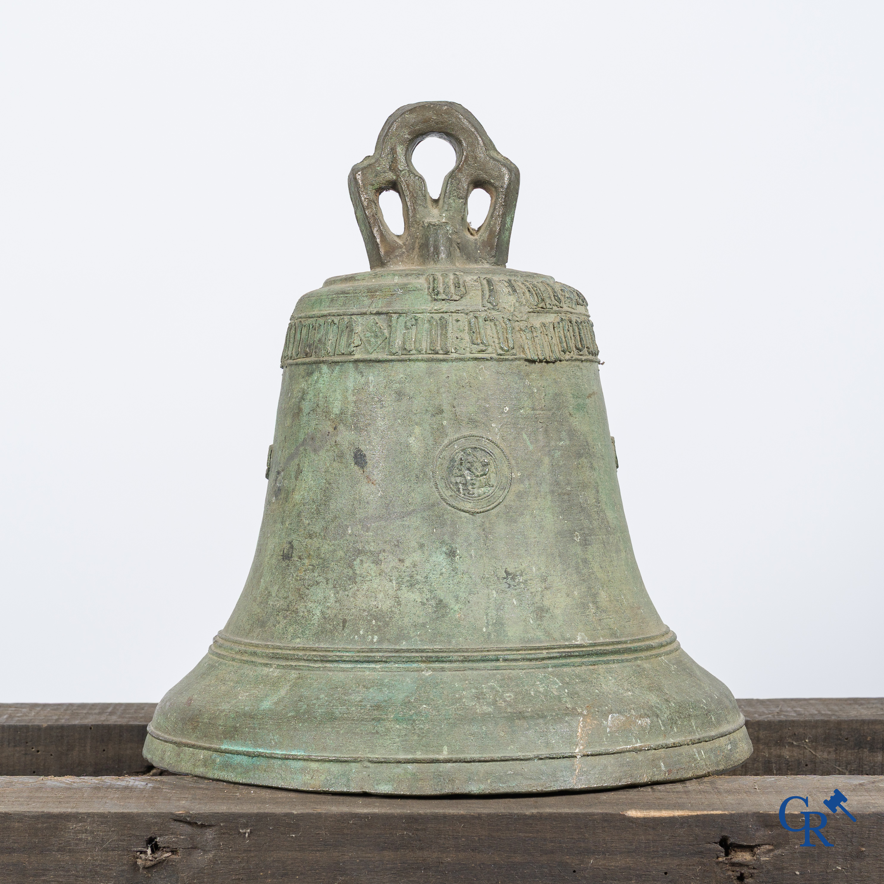 Religieuze objecten. Een antieke kerk kroonklok of bel in brons met inscriptieband. 17e-18e eeuw.