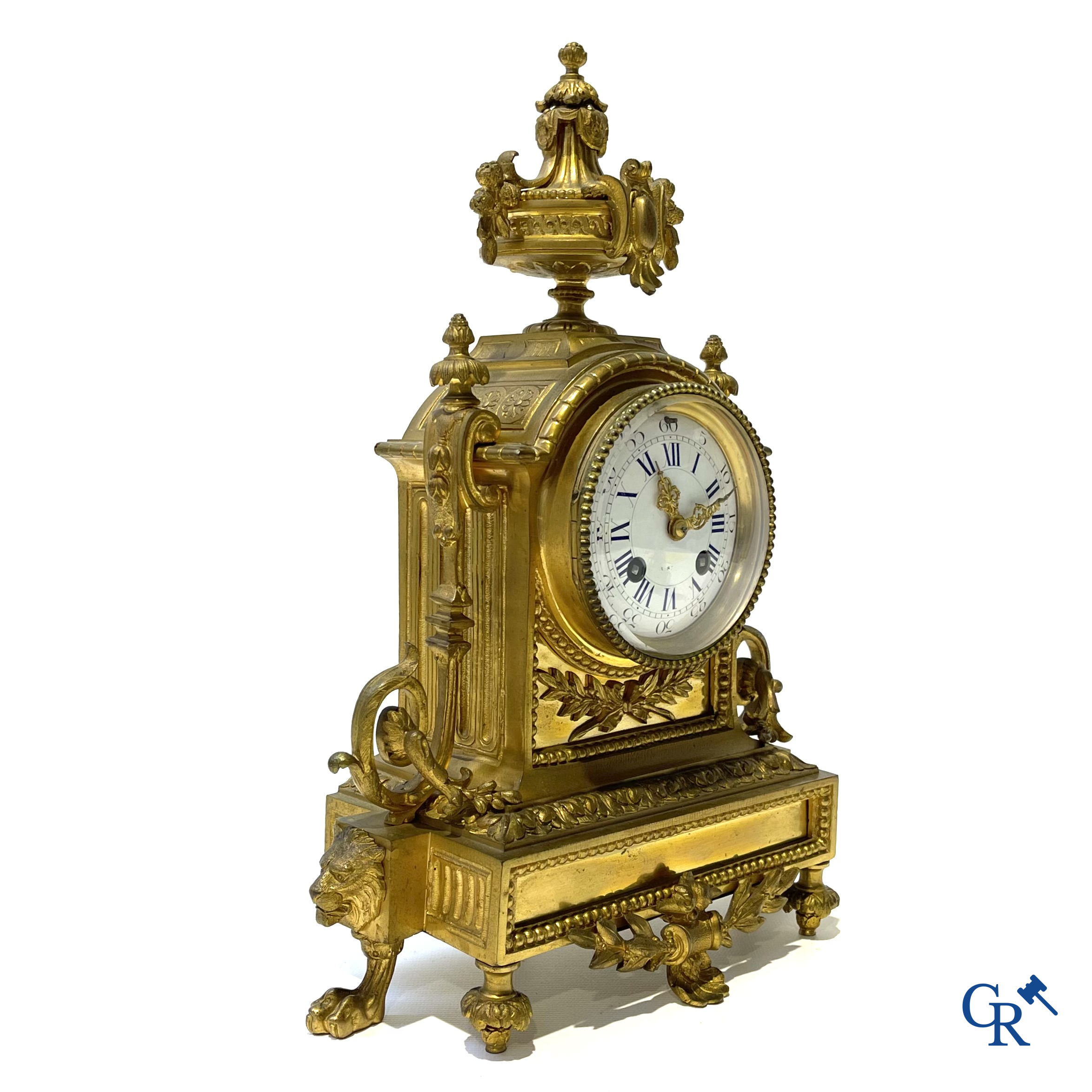 Een 3-delig klokstel in verguld brons. LXVI-stijl. Circa 1900.