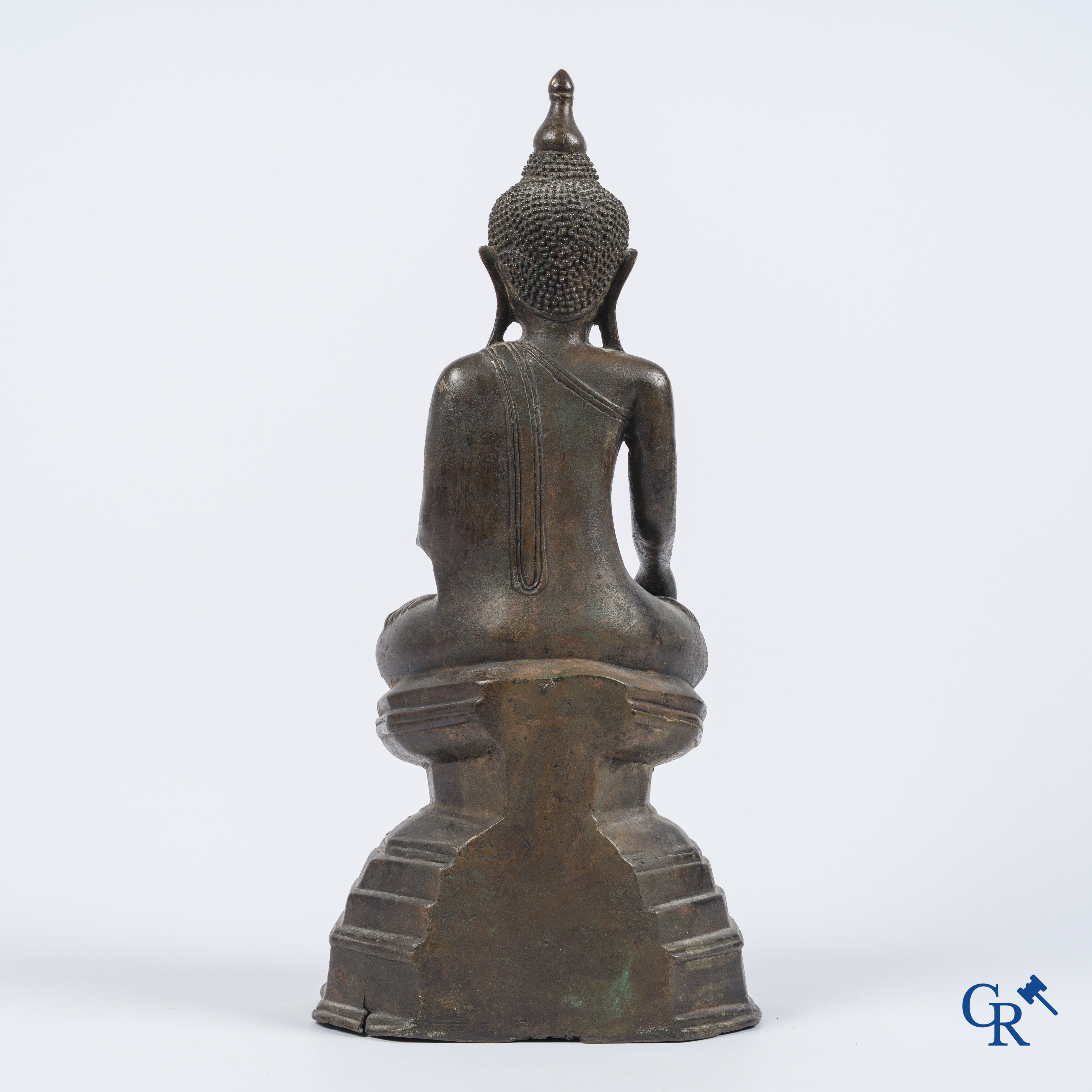 Aziatica. Birma. Een grote voorstelling van een zittende Boeddha in brons. 19e eeuw.