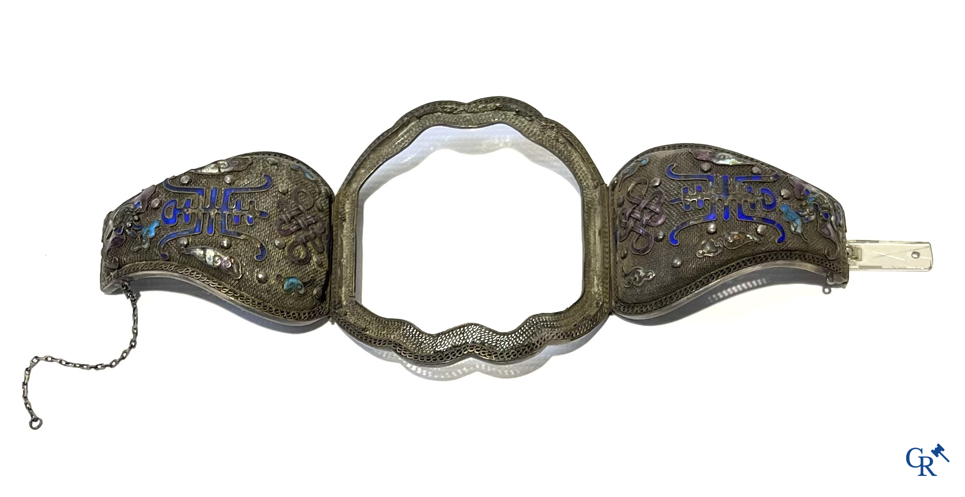 Aziatica. Grote Chinese armband in zilver filigraan met een centrale lotusbloem in gesneden carneool-kwarts. 19e eeuw.