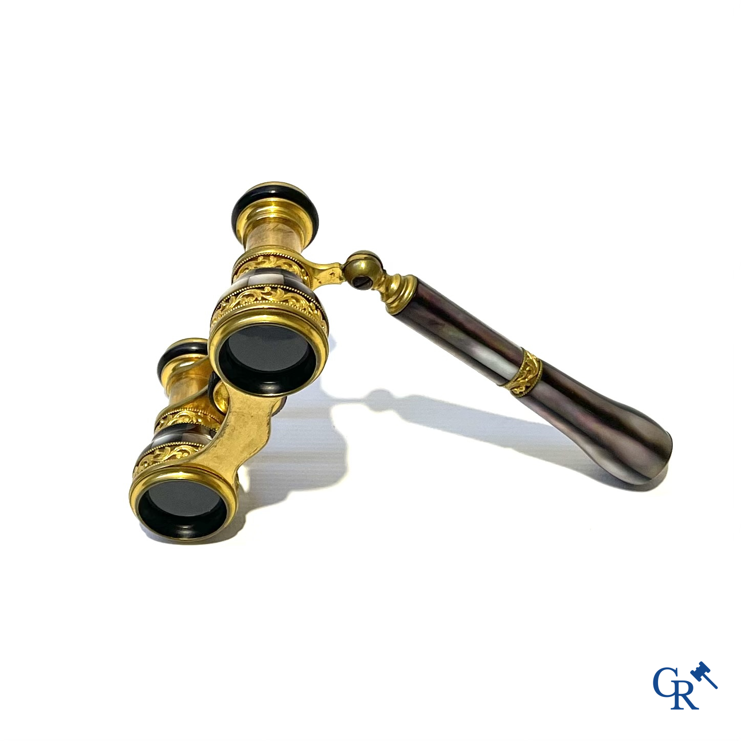 Theaterverrekijker of opera bril in fijn geciseleerd en verguld brons bewerkt met parelmoer. Desimpelaere Brussel.