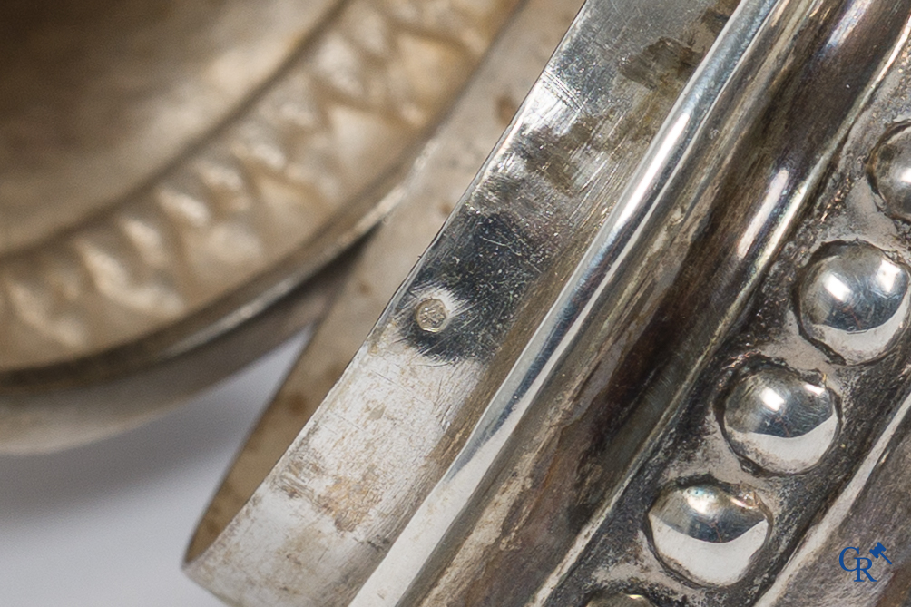 Grote mosterdpot in zilver, initialen G.M. gegraveerd in de voet. Meerdere keurstempels. Eind 18e eeuw.