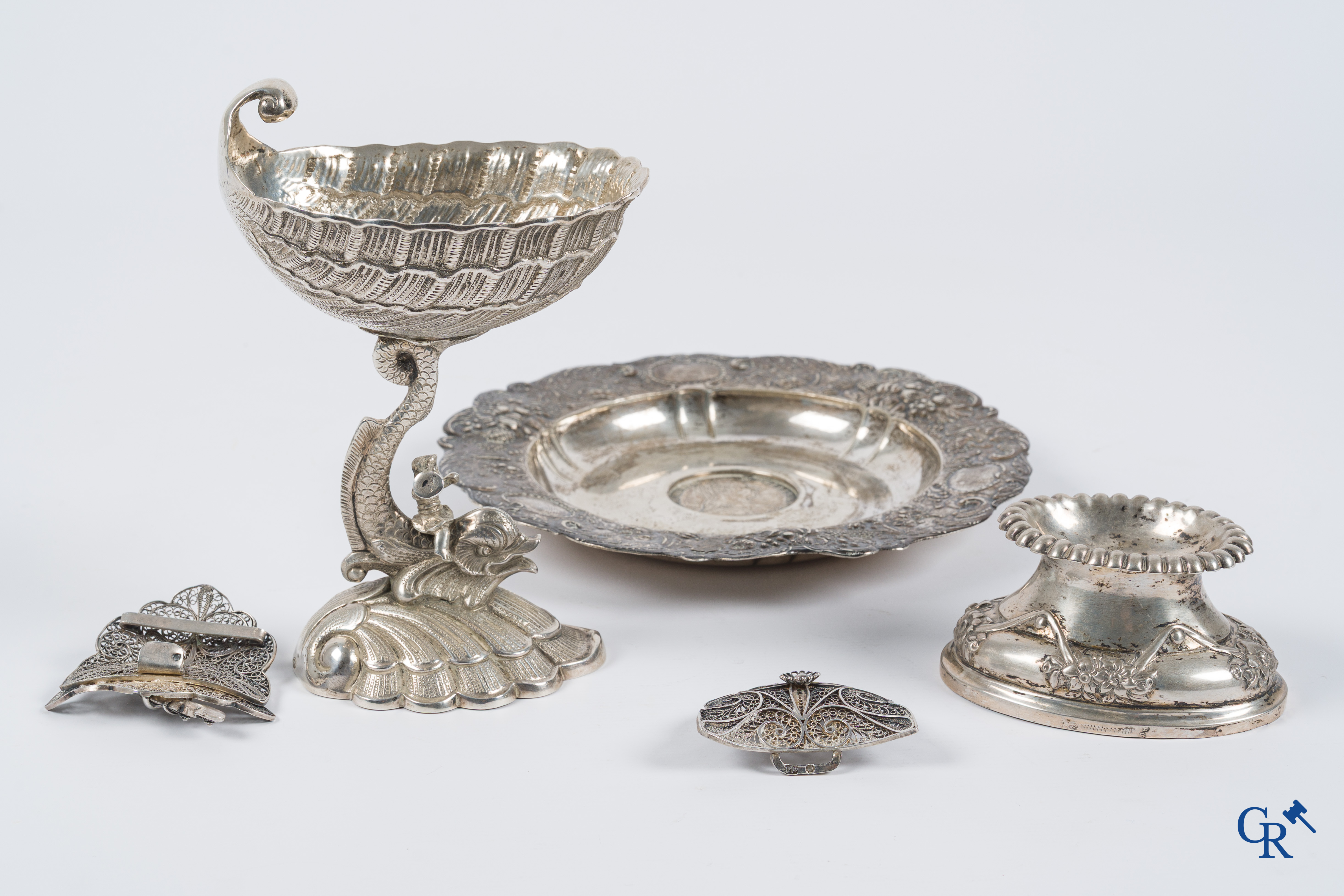 Zilver. 4 vormstukken in bewerkt zilver. 18e-19e eeuw.