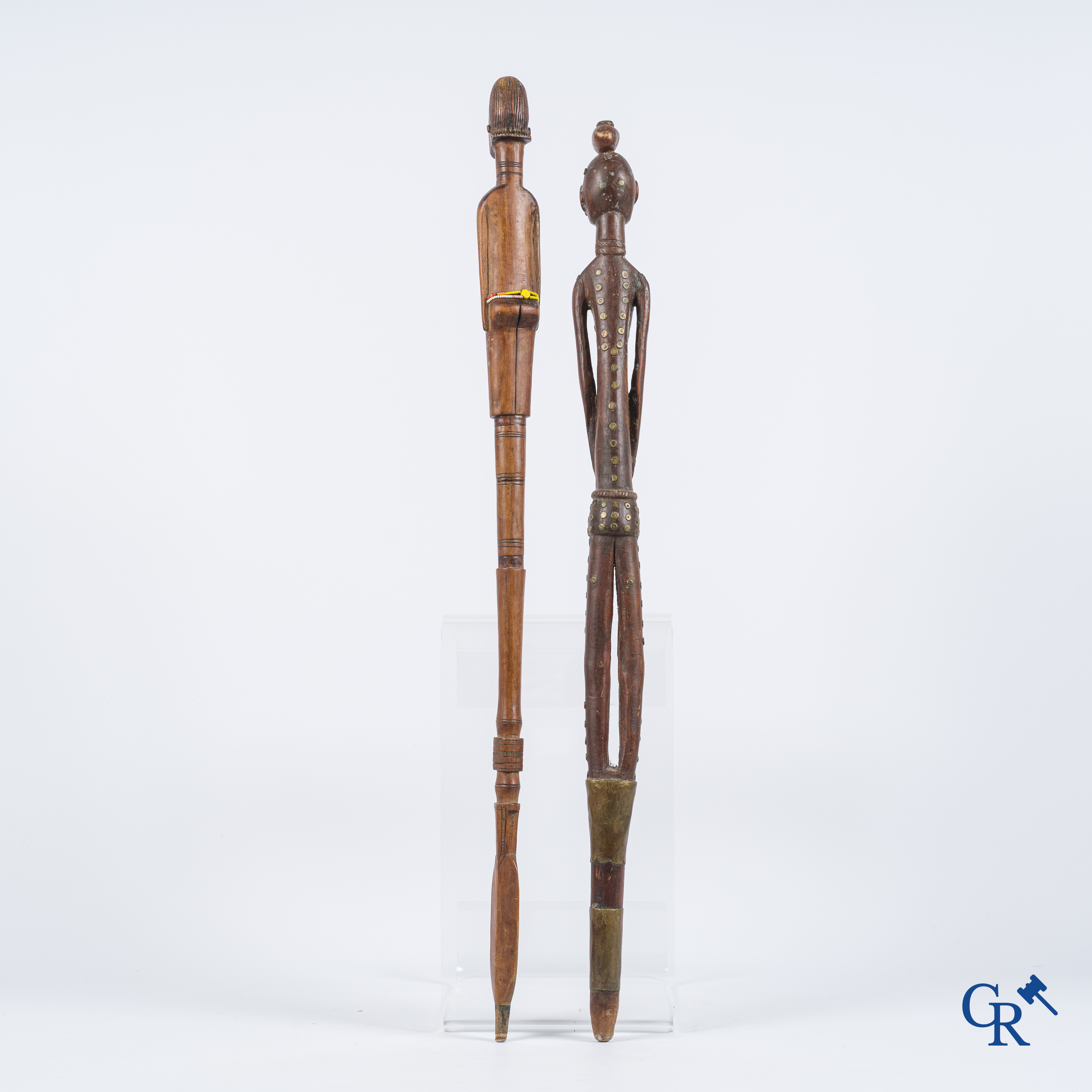 Tribale kunst. 2 Afrikaanse ceremoniële scepters.