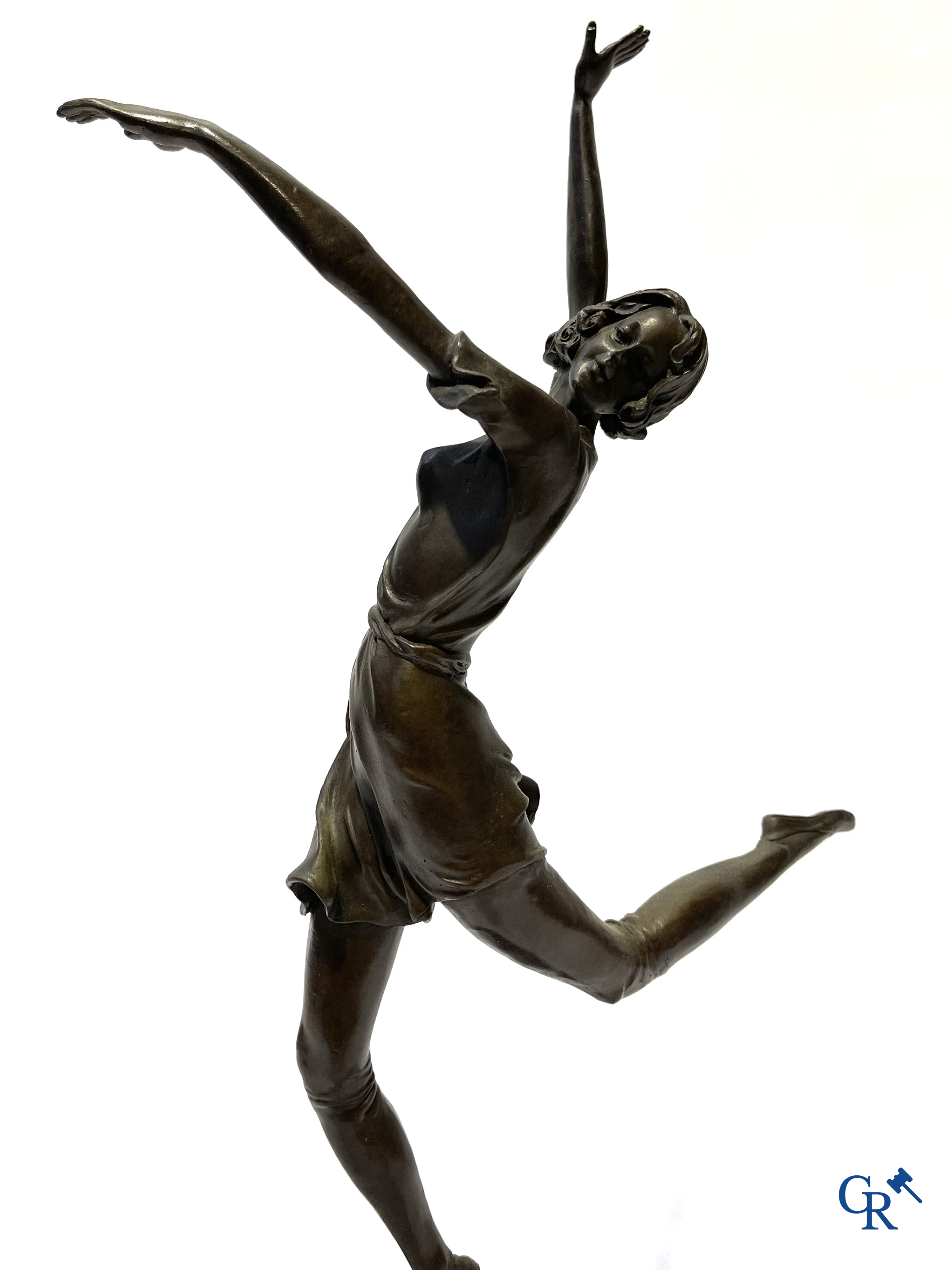 Bronzen beeld op marmeren sokkel. Art Deco stijl. Draagt een signatuur B. Zach. Postuum, 20ste eeuw.