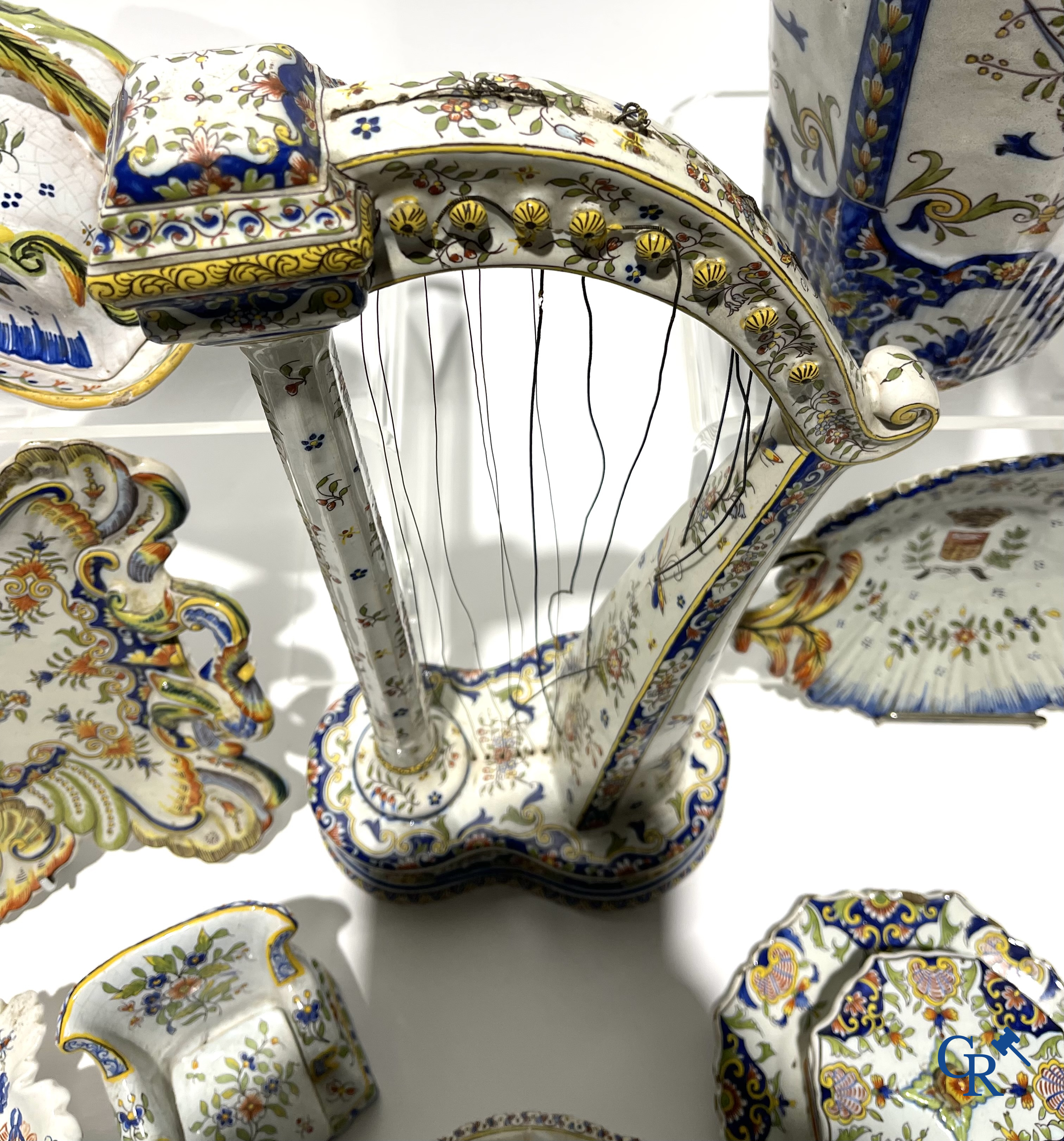 Faience van Rouen, Devres. Interessant en groot lot met diverse polychrome vormstukken. 19e eeuw.